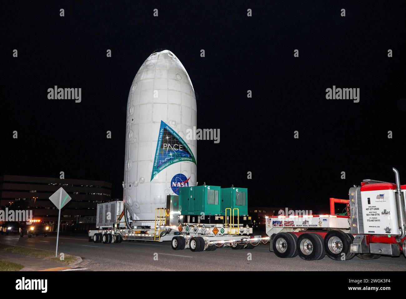 Cabo Cañaveral, Estados Unidos de América. 01 de febrero de 2024. La nave espacial no tripulada PACE DE la NASA encerrada en el carenado de carga útil es transportada desde la Instalación de Operaciones Espaciales Astrotech para ser acoplada con el cohete SpaceX Falcon 9 en el Centro Espacial Kennedy, el 1 de febrero de 2024 en Cabo, Florida. Crédito: Ben Smegelsky/NASA Photo/Alamy Live News Foto de stock