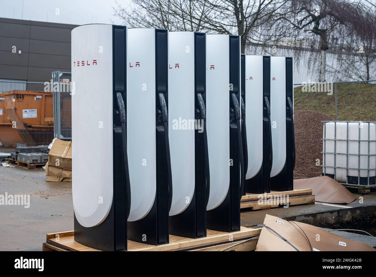 Instalación de Tesla Superchargern auf einer Baustelle 05.02.2024