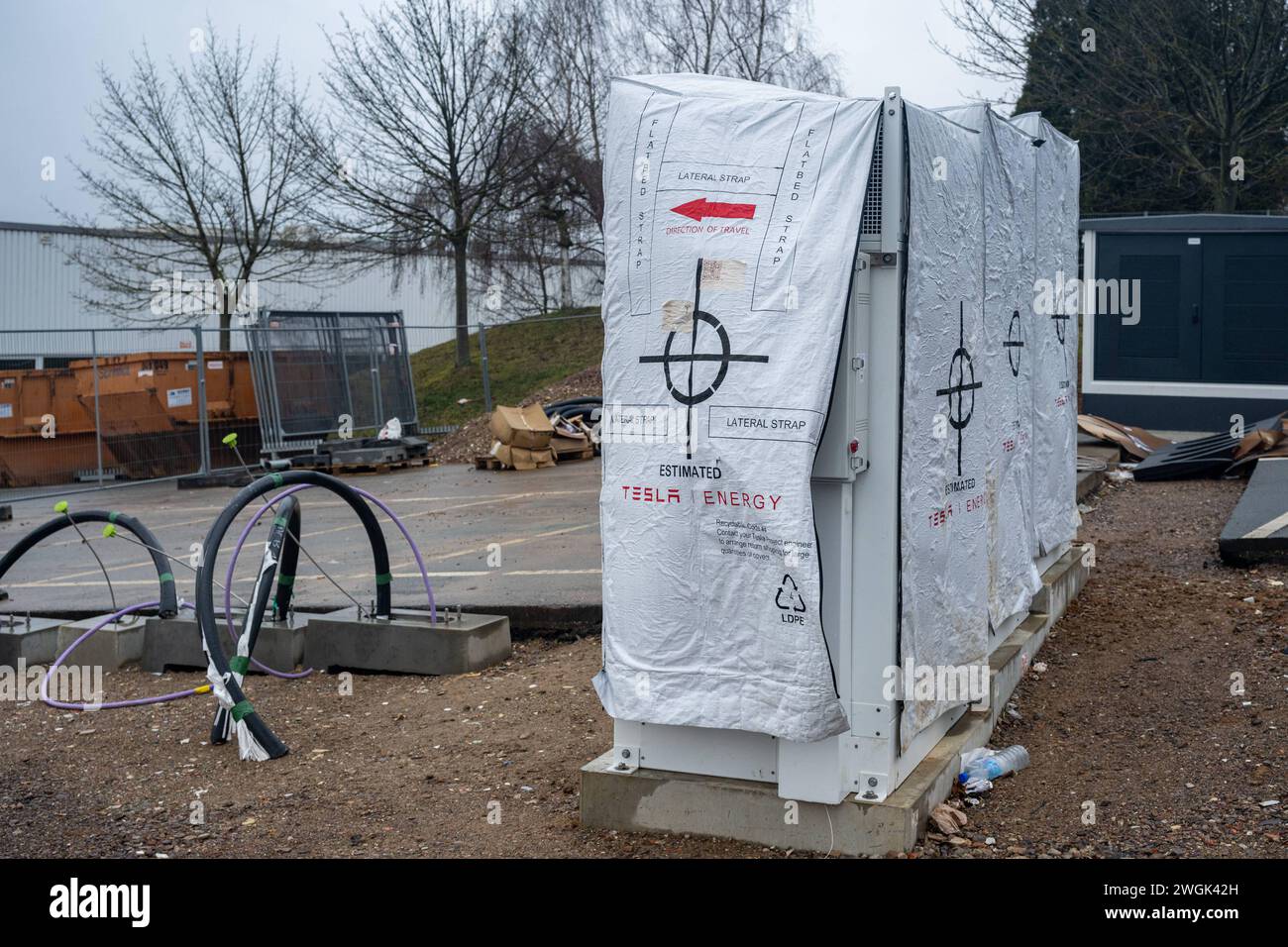 Instalación de Tesla Superchargern auf einer Baustelle 05.02.2024