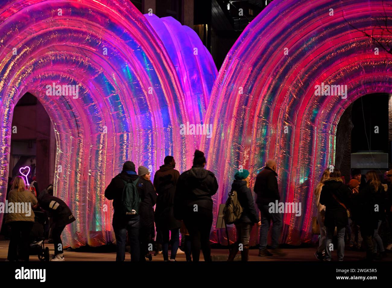 Serie de arcos inflables gigantes en la noche, “Elysian” por Atelier Sisu parte del Festival de Luz de Bristol 2-11 Feb 2024 Foto de stock