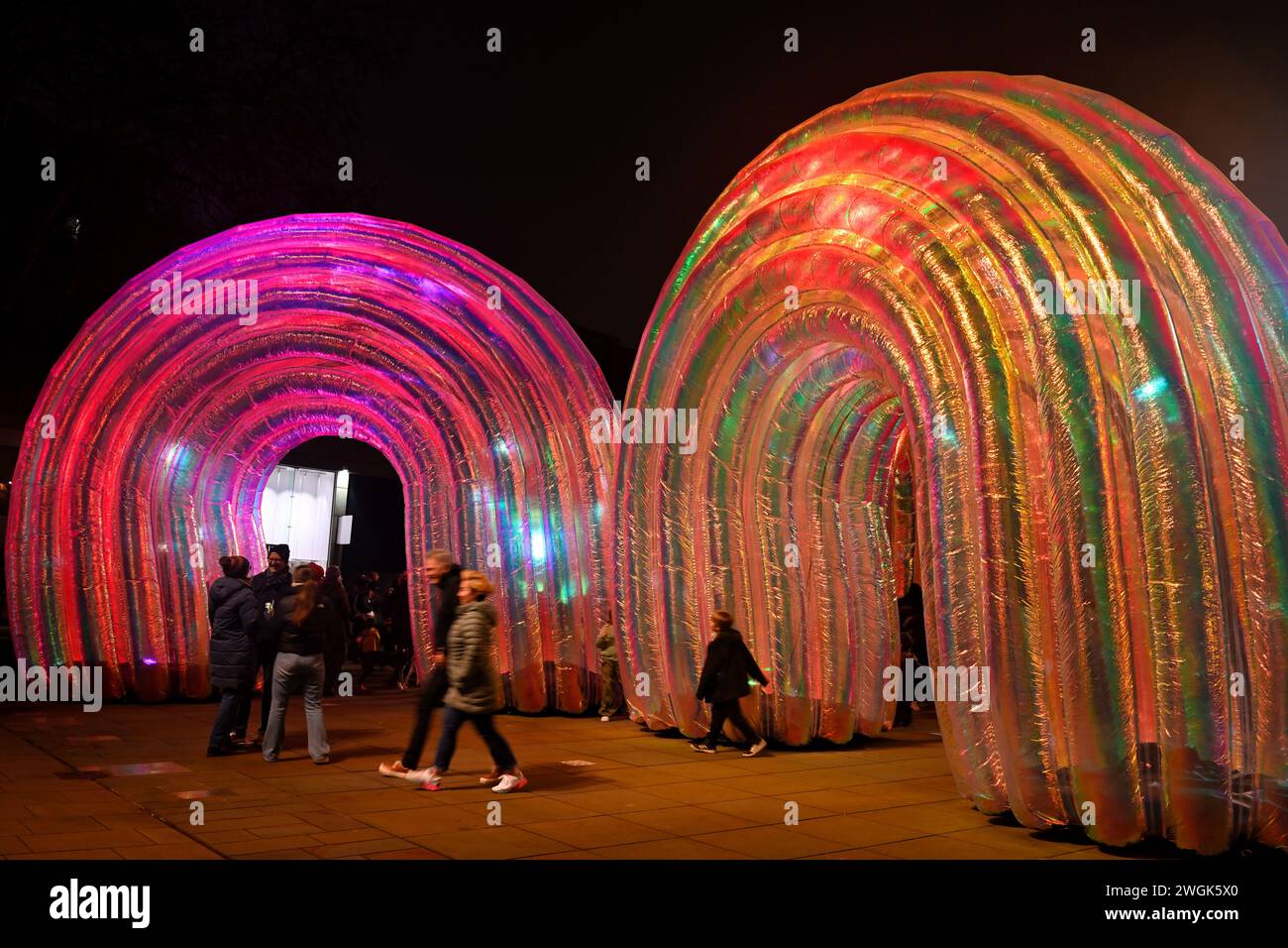 Serie de arcos inflables gigantes en la noche, “Elysian” por Atelier Sisu parte del Festival de Luz de Bristol 2-11 Feb 2024 con los visitantes Foto de stock
