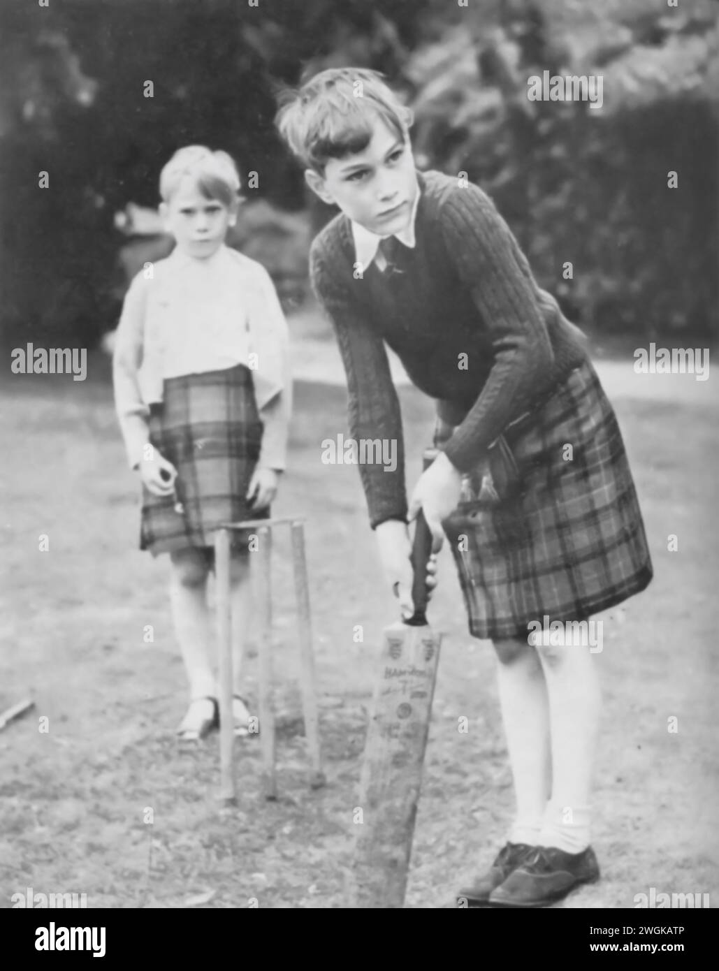 Una fotografía del príncipe Guillermo y el príncipe Ricardo de Gloucester jugando al críquet en Inverness en 1950. Los jóvenes príncipes, hijos del príncipe Enrique, duque de Gloucester, y la princesa Alicia, duquesa de Gloucester, son capturados disfrutando de un pasatiempo británico por excelencia. Foto de stock