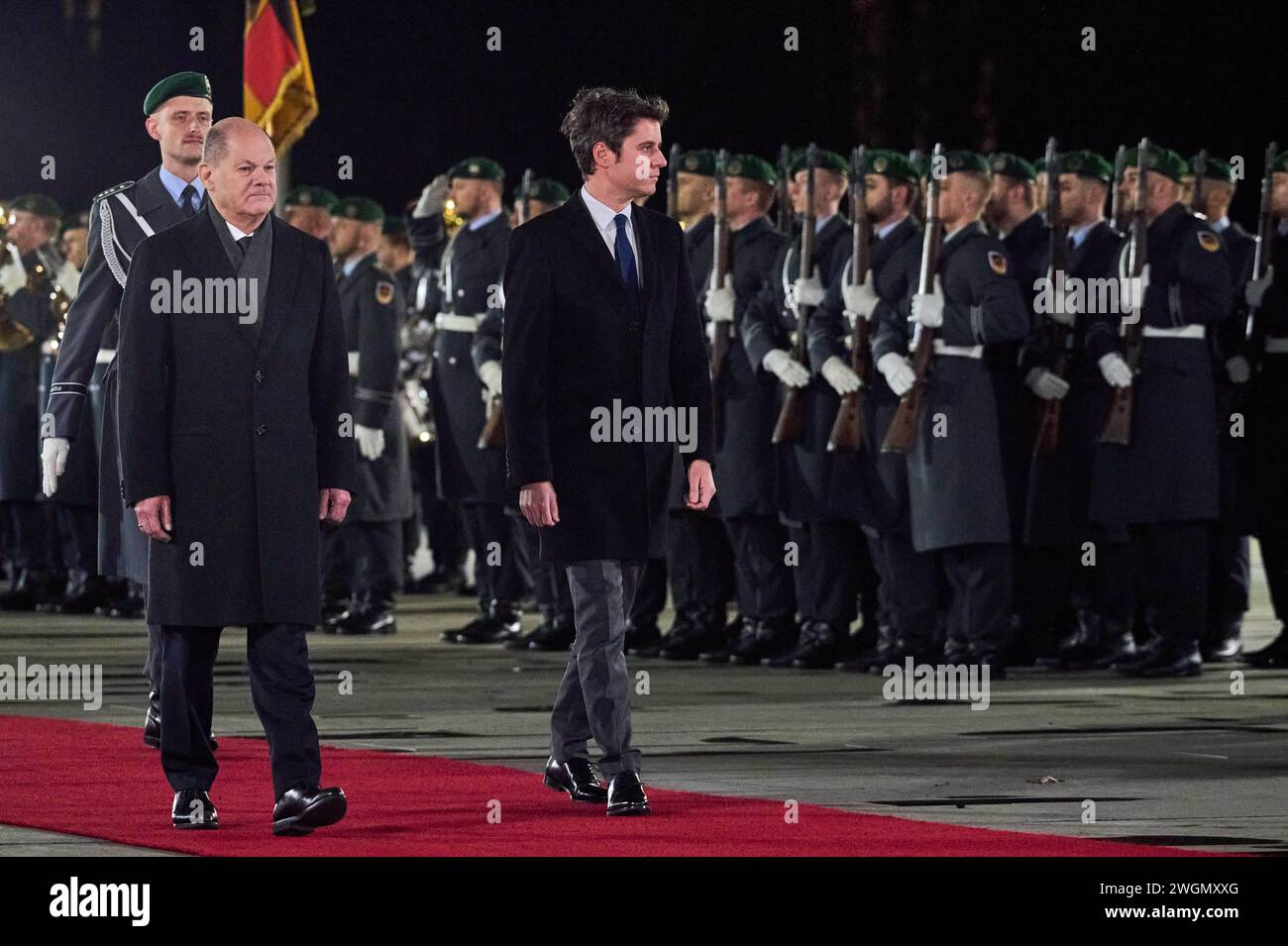 Bundeskanzler Olaf Scholz begrüßt den französischen Primer ministro Gabriel Attal im Bundeskanzleramt mit militärischen Ehren bei seiner Ankunft en Berlín. / El Canciller Federal Olaf Scholz da la bienvenida al Primer Ministro francés Gabriel Attal a la Cancillería Federal con honores militares a su llegada a Berlín. Snapshot-photography/F.Boillot *** El Canciller Federal Olaf Scholz da la bienvenida al Primer Ministro francés Gabriel Attal a la Cancillería Federal con honores militares a su llegada a Berlín El Canciller Federal Olaf Scholz da la bienvenida al Primer Ministro francés Gabriel Attal a la Cancillería Federal con Foto de stock