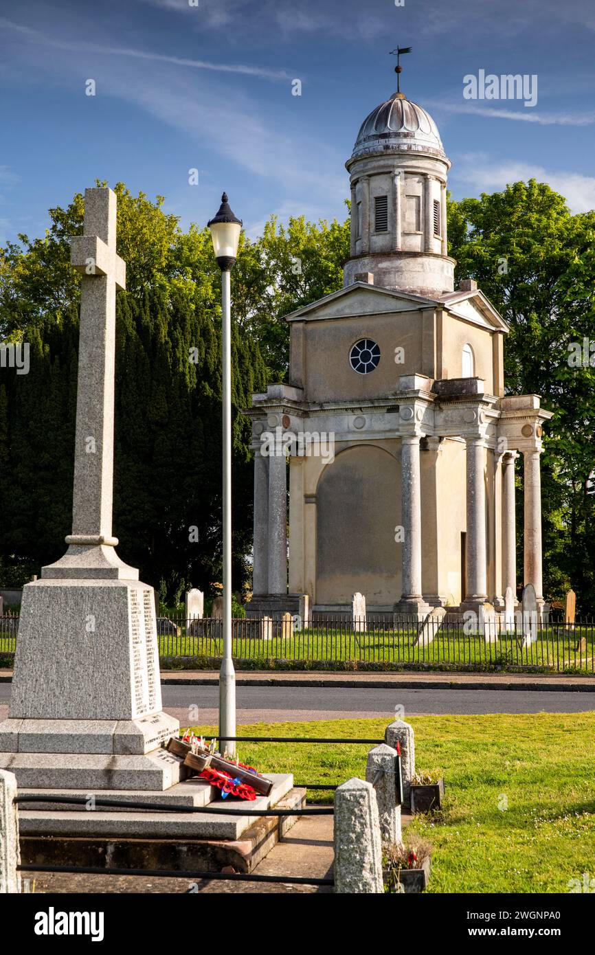 Reino Unido, Inglaterra, Essex, Mistley, Torres, restos de la Iglesia Robert Adam y el Memorial de Guerra Foto de stock