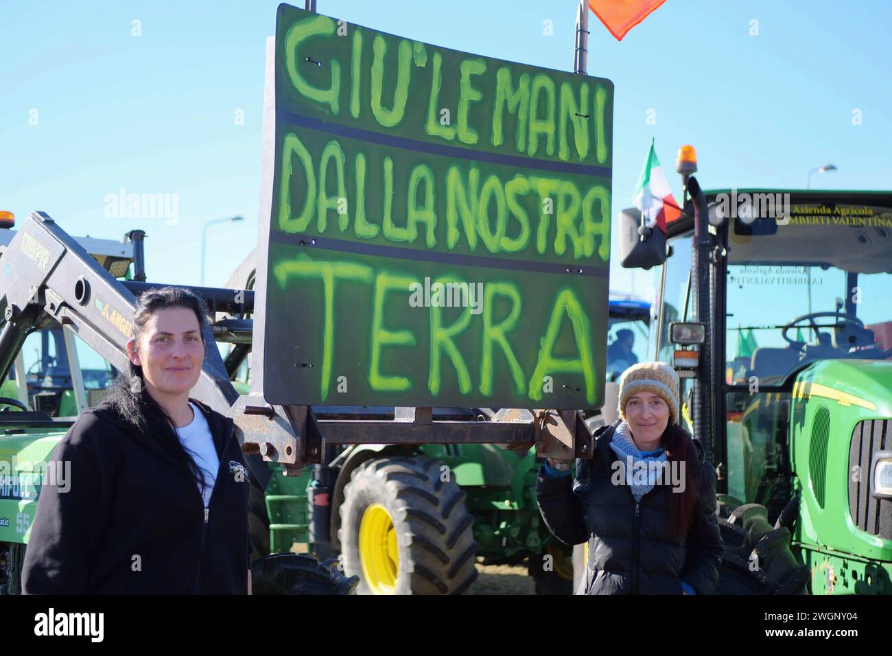 Italia, región de Toscana cerca de Arezzo, 30 de enero de 2024 : Manifestación de agricultores, los agricultores italianos han bloqueado con tractores la autopista A1, cerca de Valdichia Foto de stock