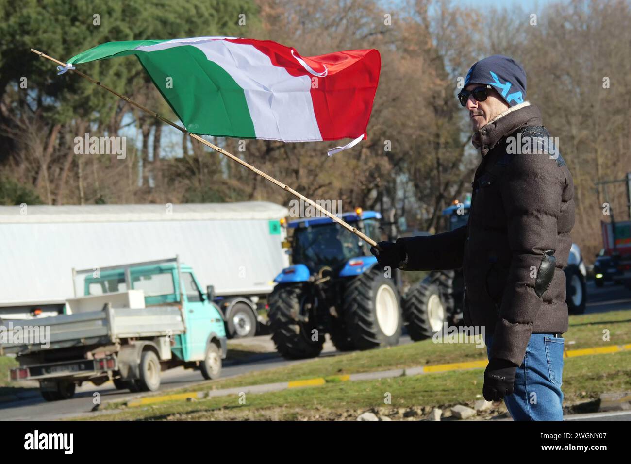 Italia, región de Toscana cerca de Arezzo, 30 de enero de 2024 : Manifestación de agricultores, los agricultores italianos han bloqueado con tractores la autopista A1, cerca de Valdichia Foto de stock