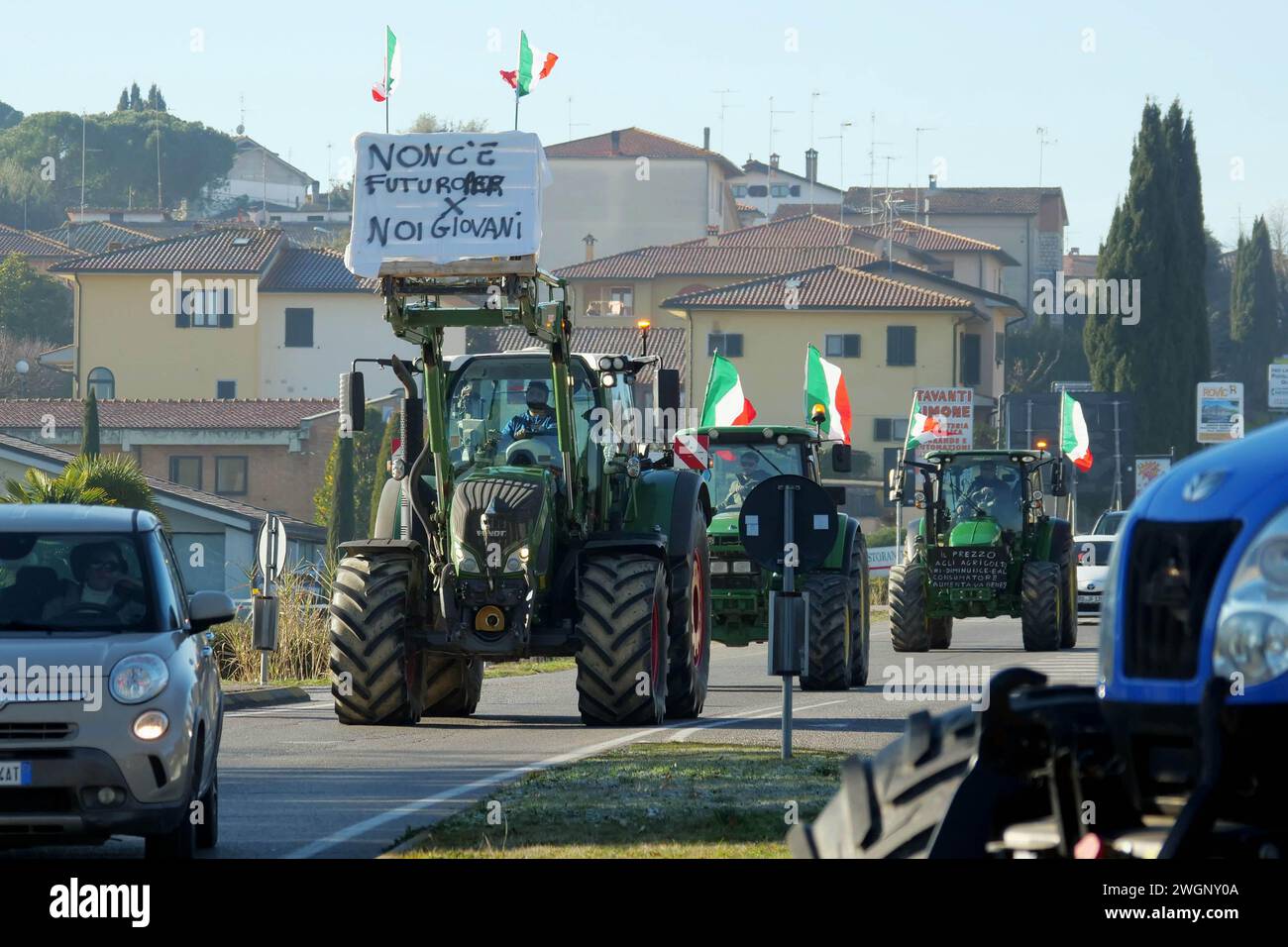 Italia, región de Toscana cerca de Arezzo, 30 de enero de 2024 : Manifestación de agricultores, los agricultores italianos han bloqueado con tractores la autopista A1, cerca de Valdichia Foto de stock