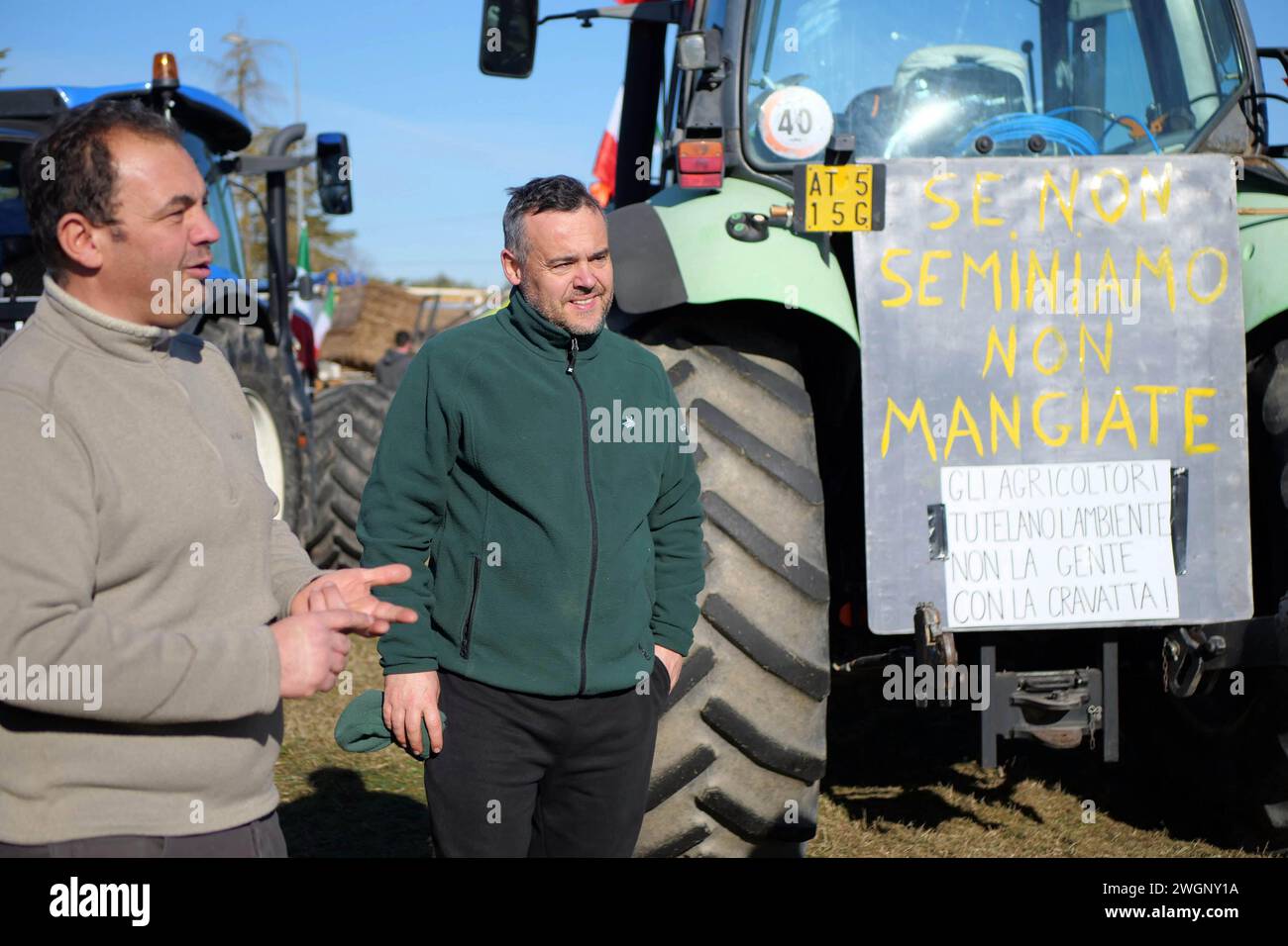 Italia, región de Toscana cerca de Arezzo, 30 de enero de 2024 : Manifestación de agricultores, los agricultores italianos han bloqueado con tractores la autopista A1, cerca de Valdichia Foto de stock