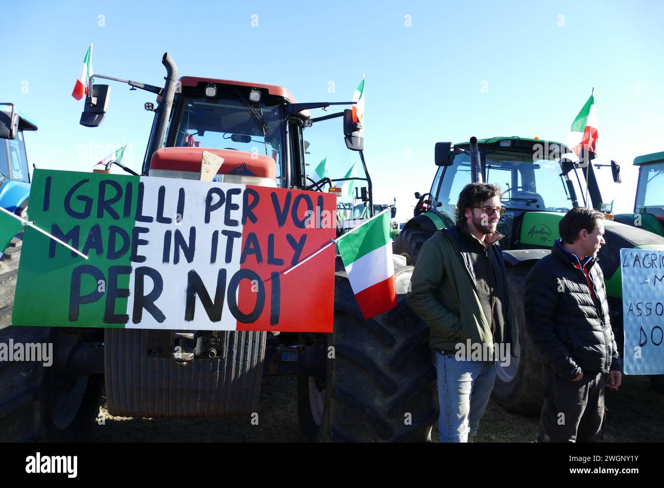 Italia, región de Toscana cerca de Arezzo, 2 de febrero de 2024 : Manifestación de agricultores, los agricultores italianos han bloqueado con tractores la carretera cerca de la autopista A1, Vald Foto de stock