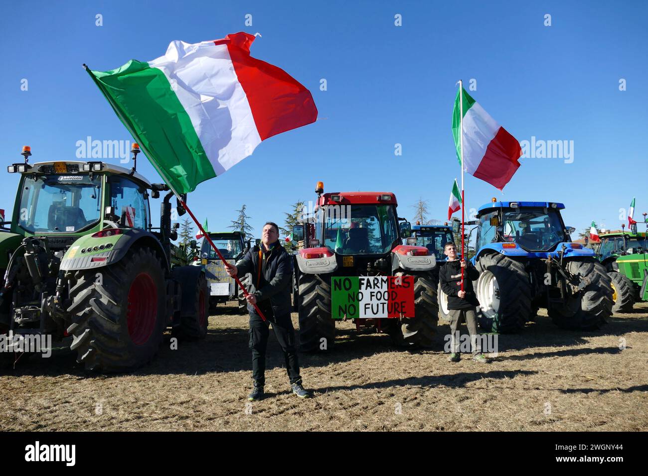 Italia, región de Toscana cerca de Arezzo, 2 de febrero de 2024 : Manifestación de agricultores, los agricultores italianos han bloqueado con tractores la carretera cerca de la autopista A1, Vald Foto de stock
