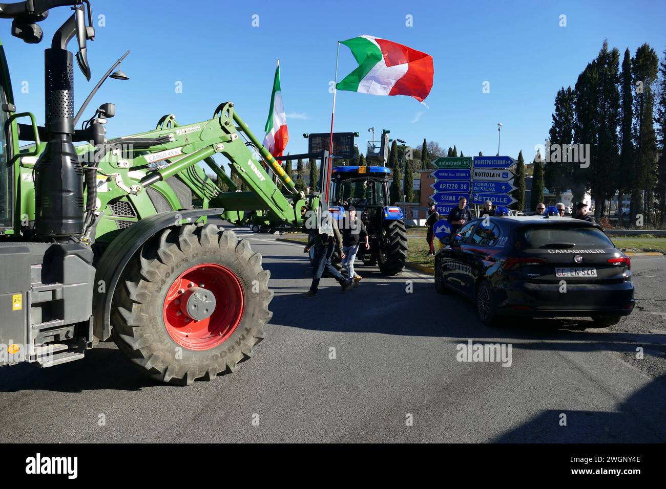 Italia, región de Toscana cerca de Arezzo, 2 de febrero de 2024 : Manifestación de agricultores, los agricultores italianos han bloqueado con tractores la carretera cerca de la autopista A1, Vald Foto de stock