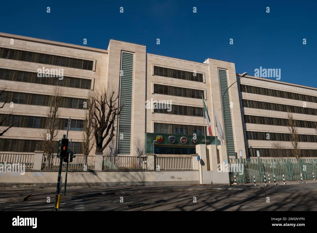 Fábrica Stellantis mirafiori, sitio de fabricación automotriz para Fiat Chrysler Automobiles & PSA GROUP. incentivos, noticias, crisis, huelga. Turín, Italia Foto de stock