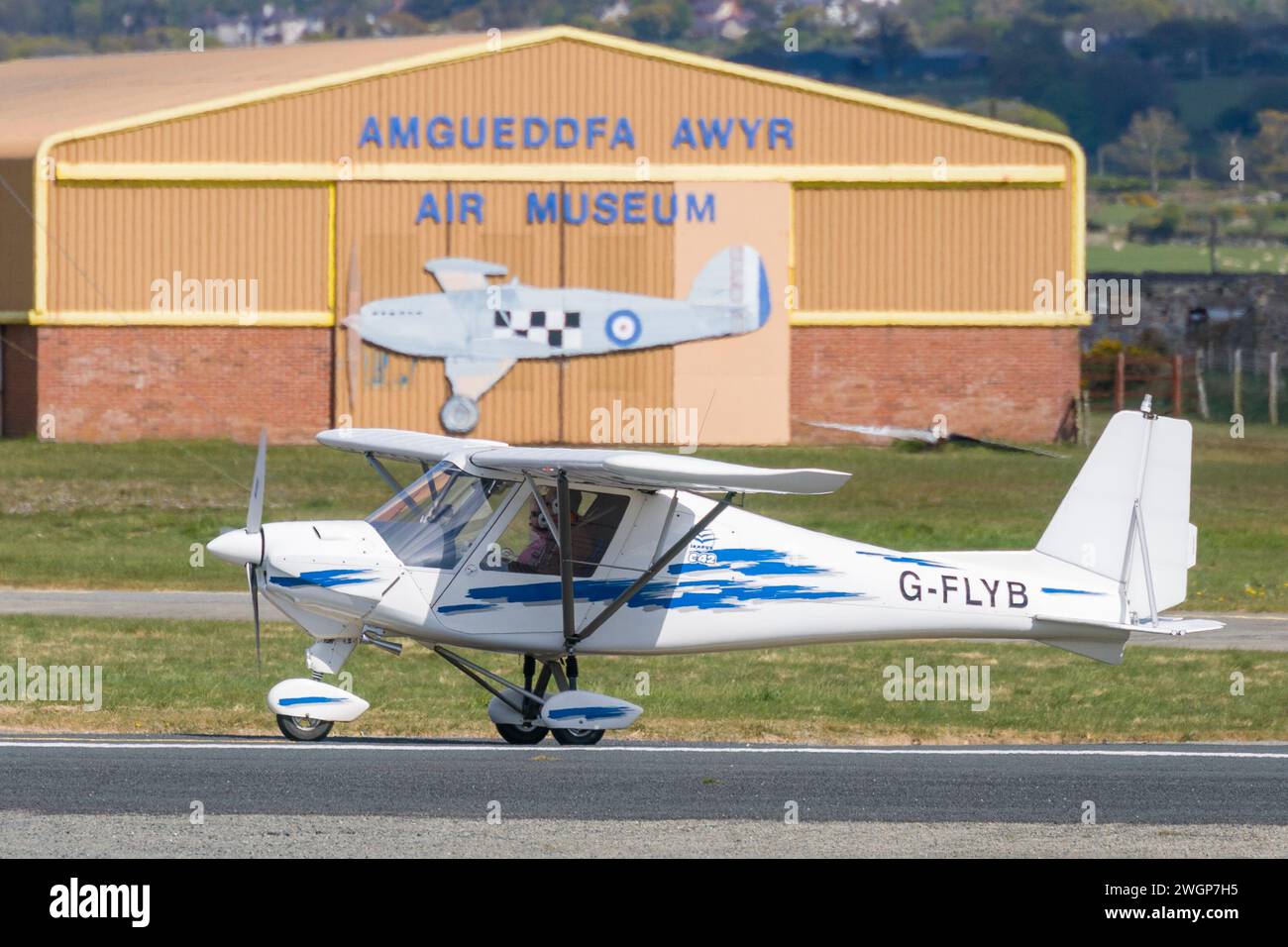 Airworld Aviation Museum Caernarfon con un avión a punto de despegar Foto de stock