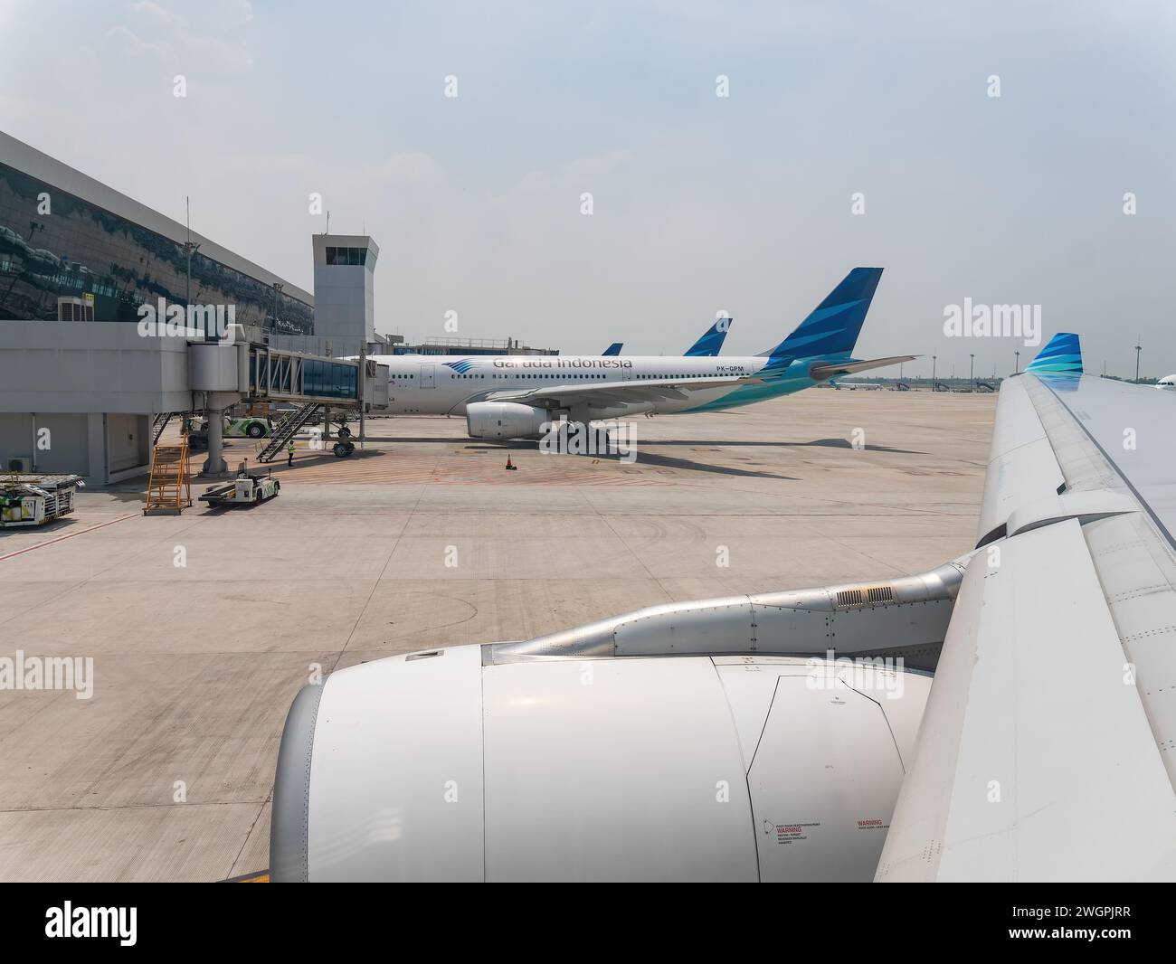 Yakarta, Indonesia - 21 de octubre de 2017: Dos Airbus A330 en la librea de Garuda Indonesia, uno en primer plano y otro en segundo plano, en Soekarno Foto de stock