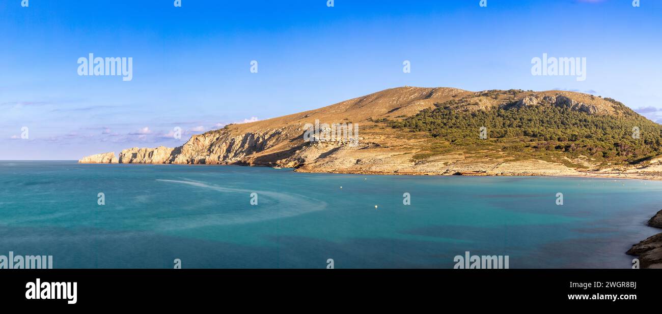 Vista panorámica sobre la bahía de Cala Mesquida, Isla de Mallorca Foto de stock
