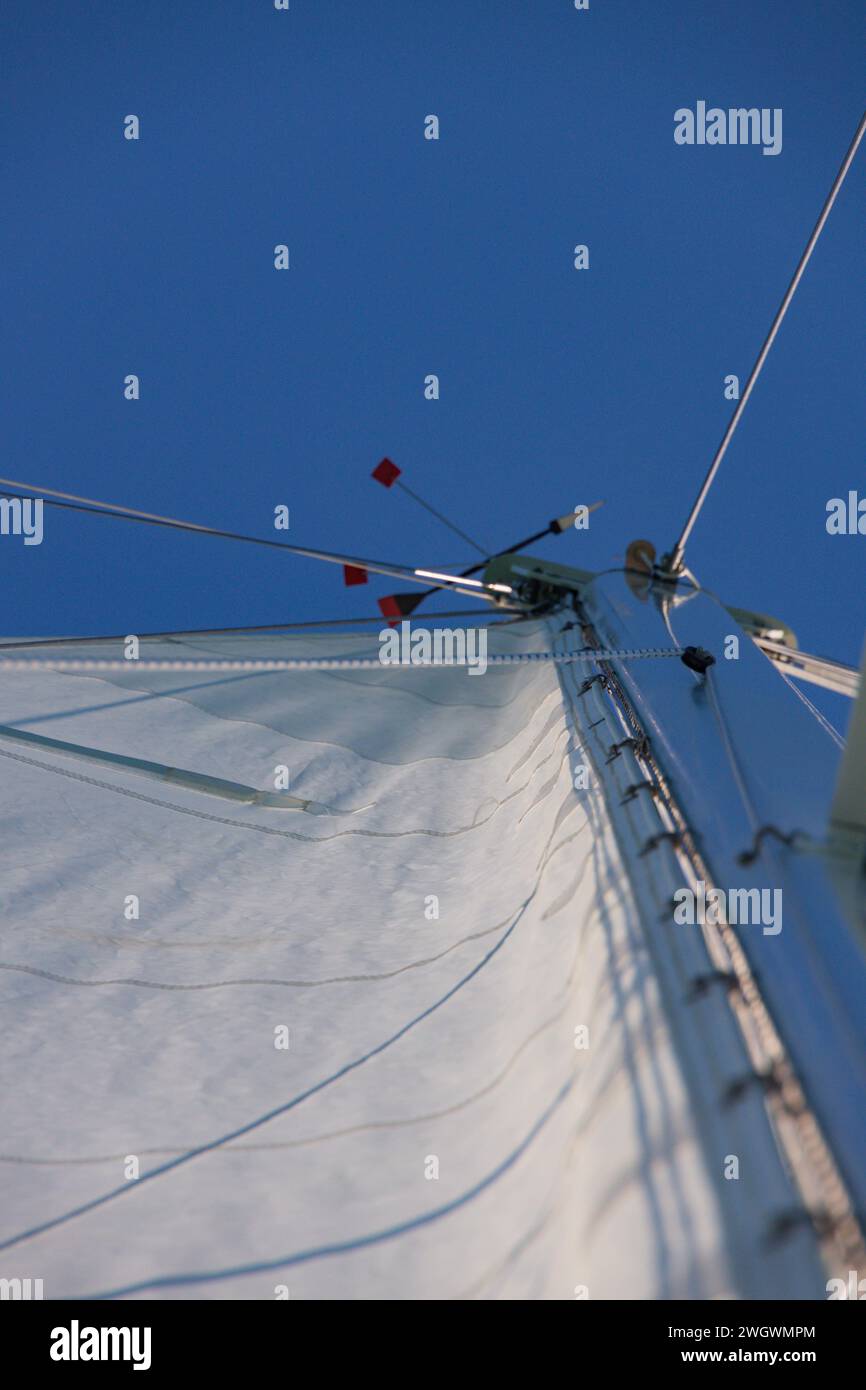 Navegue en un barco con fondo de cielo azul Foto de stock