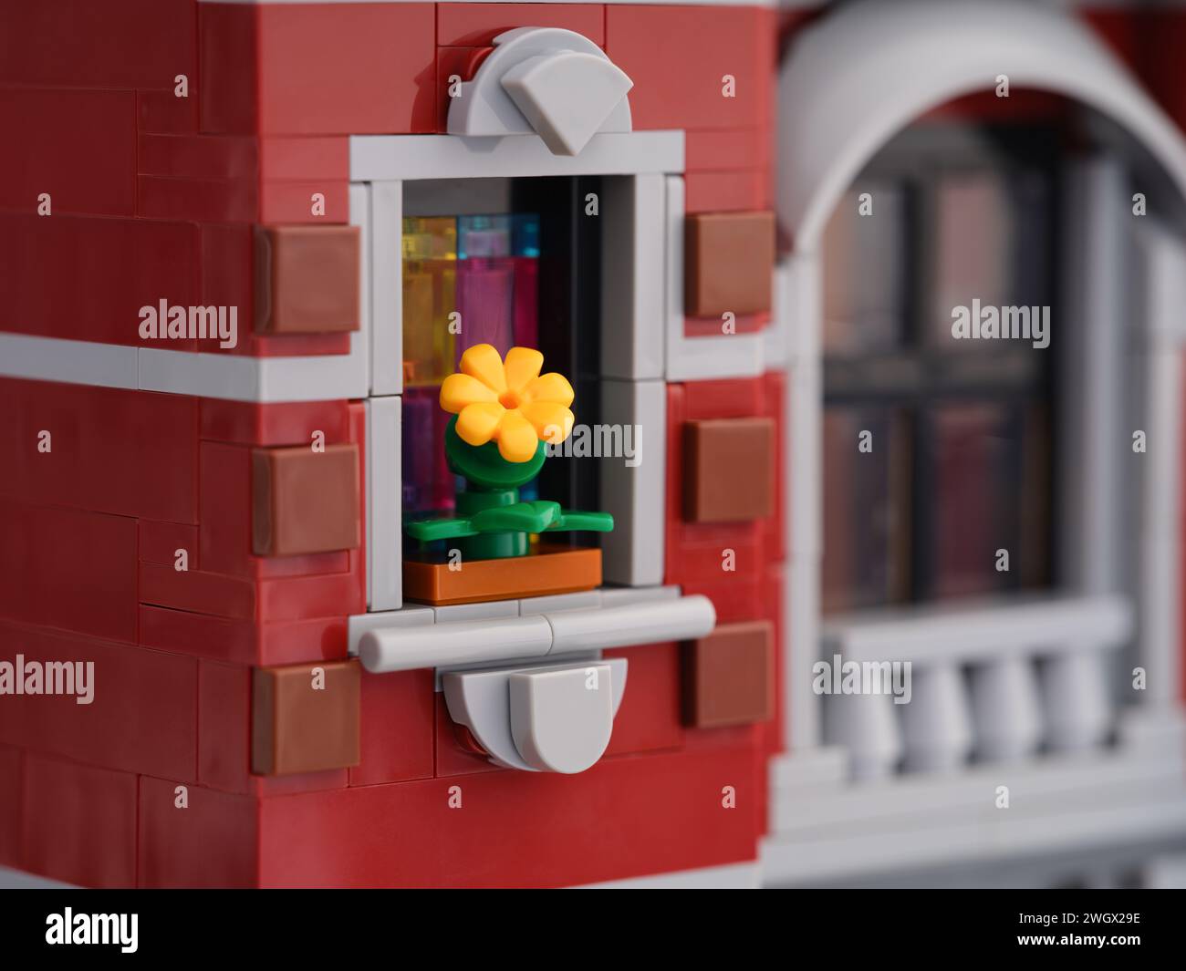 MOC LEGO® flores rojas, amarillas y rosas en una maceta