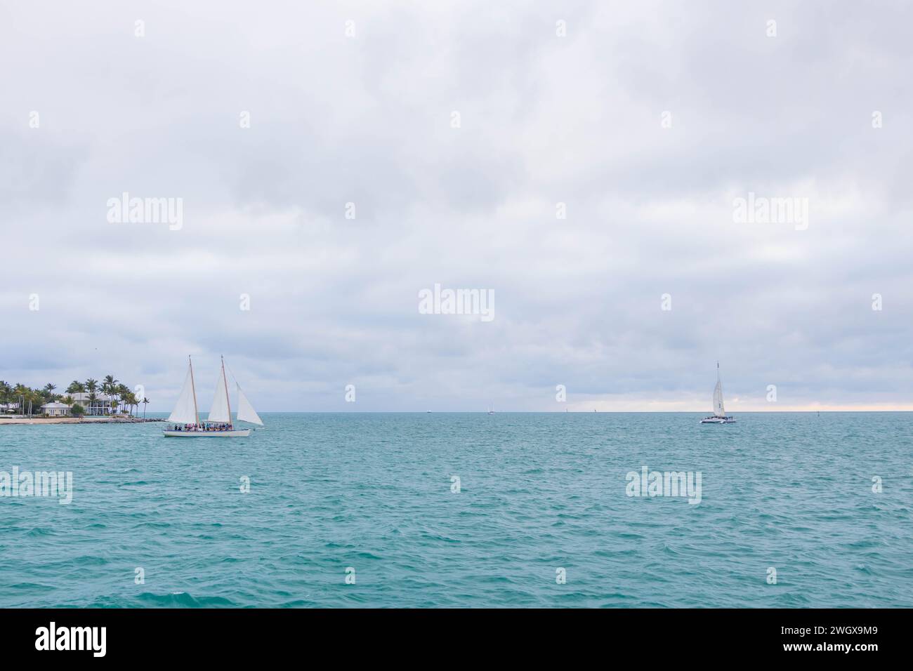 Muelle de pesca sobre el océano Foto de stock