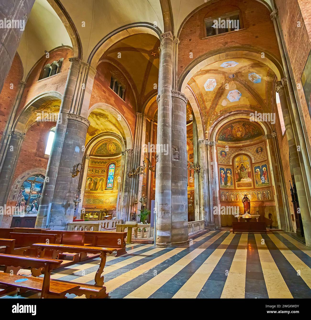 PIACENZA, ITALIA - 6 DE ABRIL de 2022: Las capillas laterales ricamente decoradas en la catedral de Piacenza, Italia Foto de stock