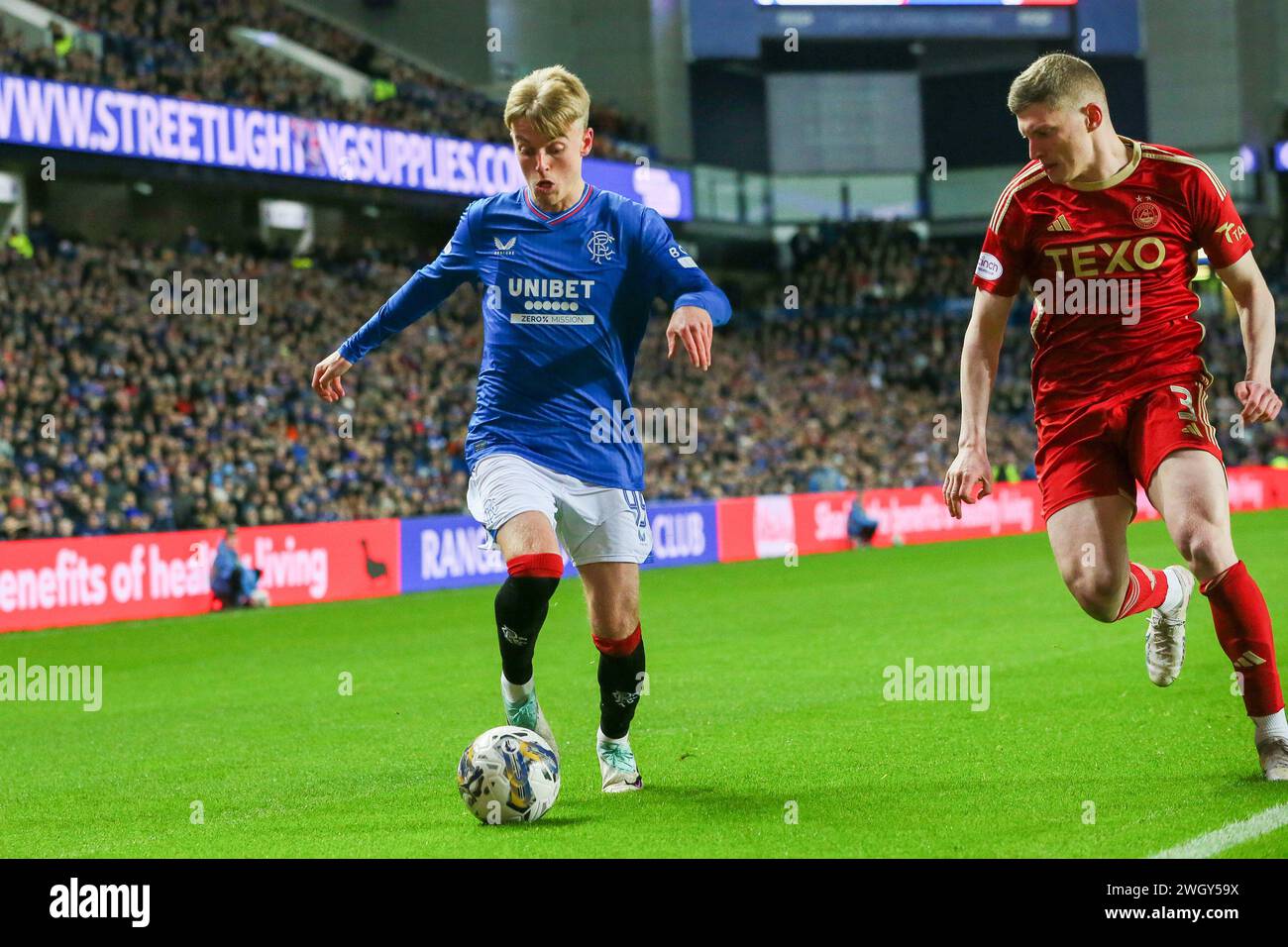 Glasgow, Reino Unido. 06 de febrero de 2024. Los Rangers juegan contra Aberdeen en el Ibrox Stadium, en un partido de la Premiership escocesa. Los Rangers ahora están a solo 3 puntos del Celtic en la liga, por lo que el resultado para los Rangers es importante. Aberdeen nombró a NEIL WARNOCK como entrenador interino y este será su primer partido. Crédito: Findlay/Alamy Live News Foto de stock