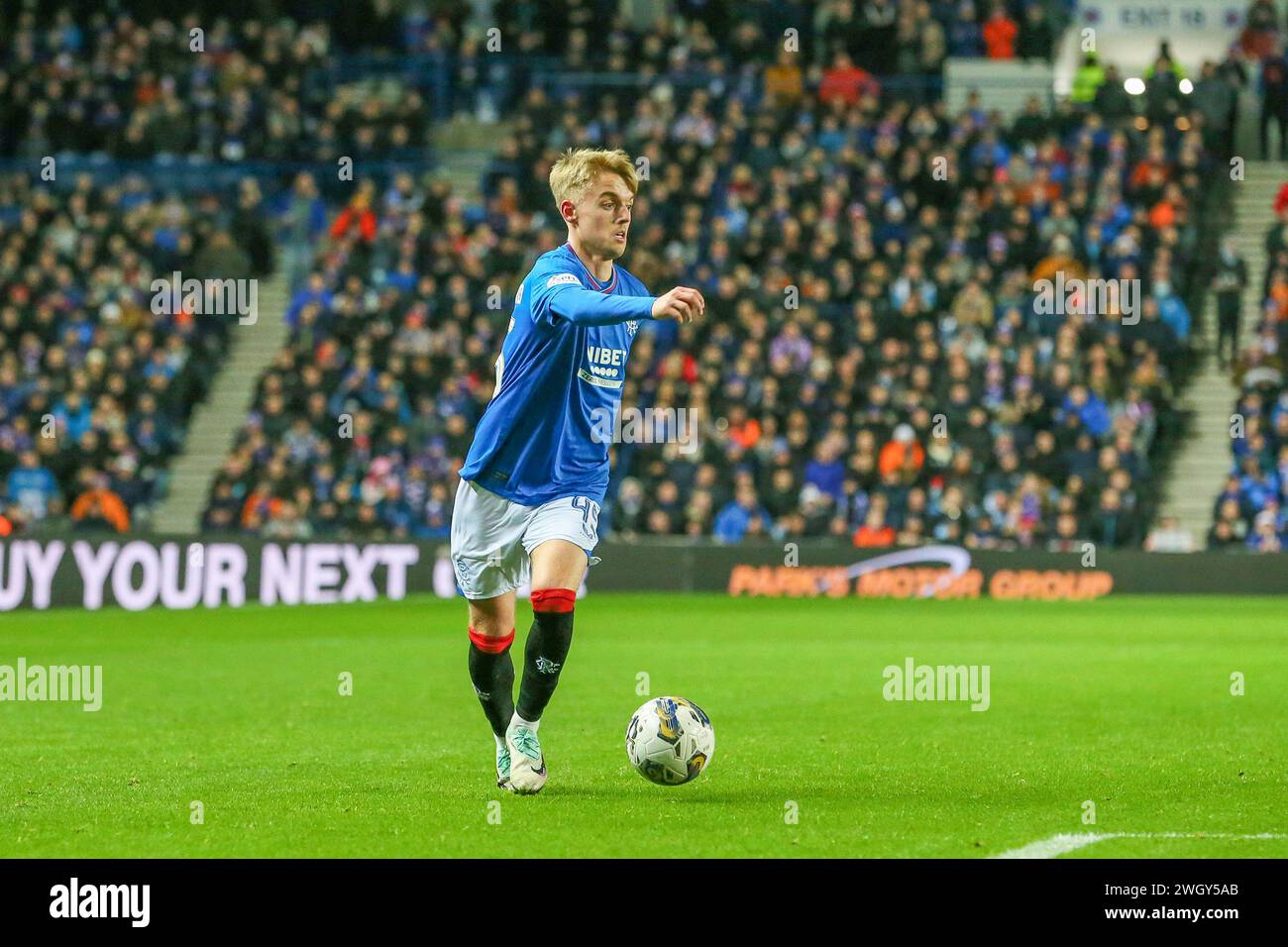 Glasgow, Reino Unido. 06 de febrero de 2024. Los Rangers juegan contra Aberdeen en el Ibrox Stadium, en un partido de la Premiership escocesa. Los Rangers ahora están a solo 3 puntos del Celtic en la liga, por lo que el resultado para los Rangers es importante. Aberdeen nombró a NEIL WARNOCK como entrenador interino y este será su primer partido. Crédito: Findlay/Alamy Live News Foto de stock