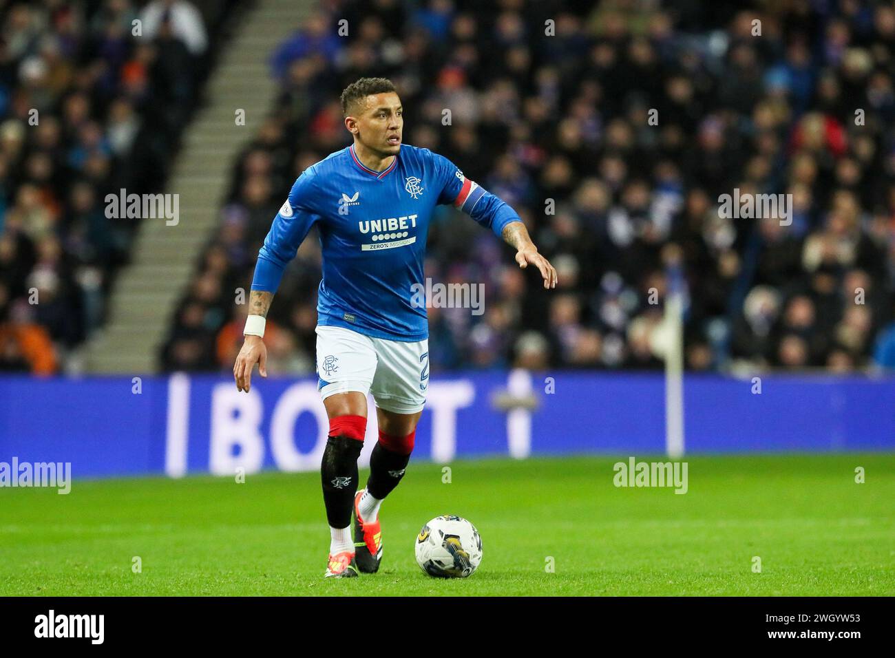 Glasgow, Reino Unido. 06 de febrero de 2024. Los Rangers juegan contra Aberdeen en el Ibrox Stadium, en un partido de la Premiership escocesa. Los Rangers ahora están a solo 3 puntos del Celtic en la liga, por lo que el resultado para los Rangers es importante. Aberdeen nombró a NEIL WARNOCK como entrenador interino y este será su primer partido. Crédito: Findlay/Alamy Live News Foto de stock