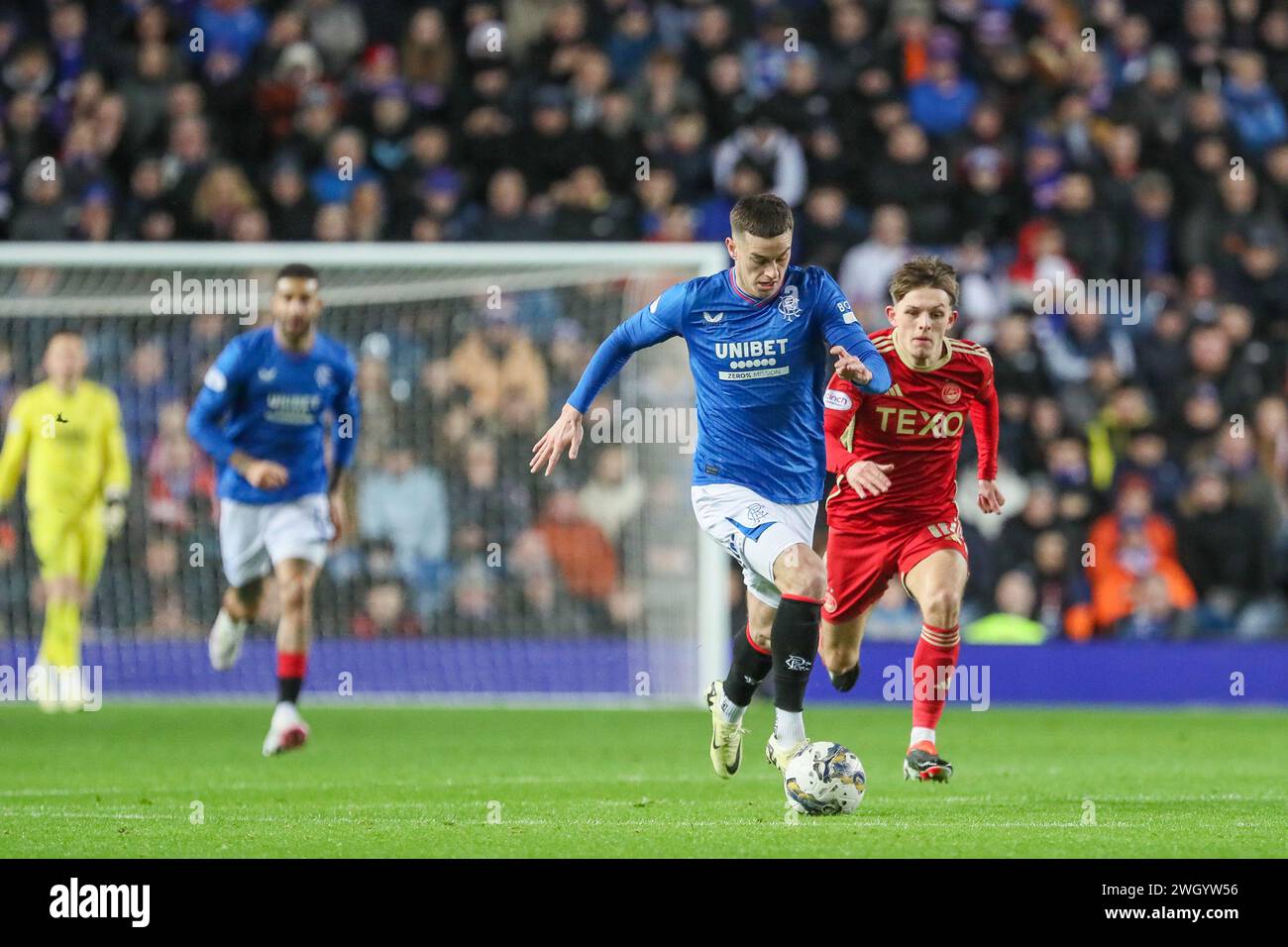 Glasgow, Reino Unido. 06 de febrero de 2024. Los Rangers juegan contra Aberdeen en el Ibrox Stadium, en un partido de la Premiership escocesa. Los Rangers ahora están a solo 3 puntos del Celtic en la liga, por lo que el resultado para los Rangers es importante. Aberdeen nombró a NEIL WARNOCK como entrenador interino y este será su primer partido. Crédito: Findlay/Alamy Live News Foto de stock