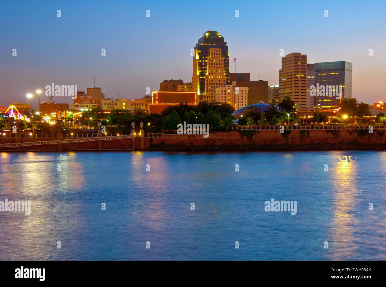Horizonte de la ciudad por la noche a lo largo del río Rojo - Shreveport, Louisiana Foto de stock