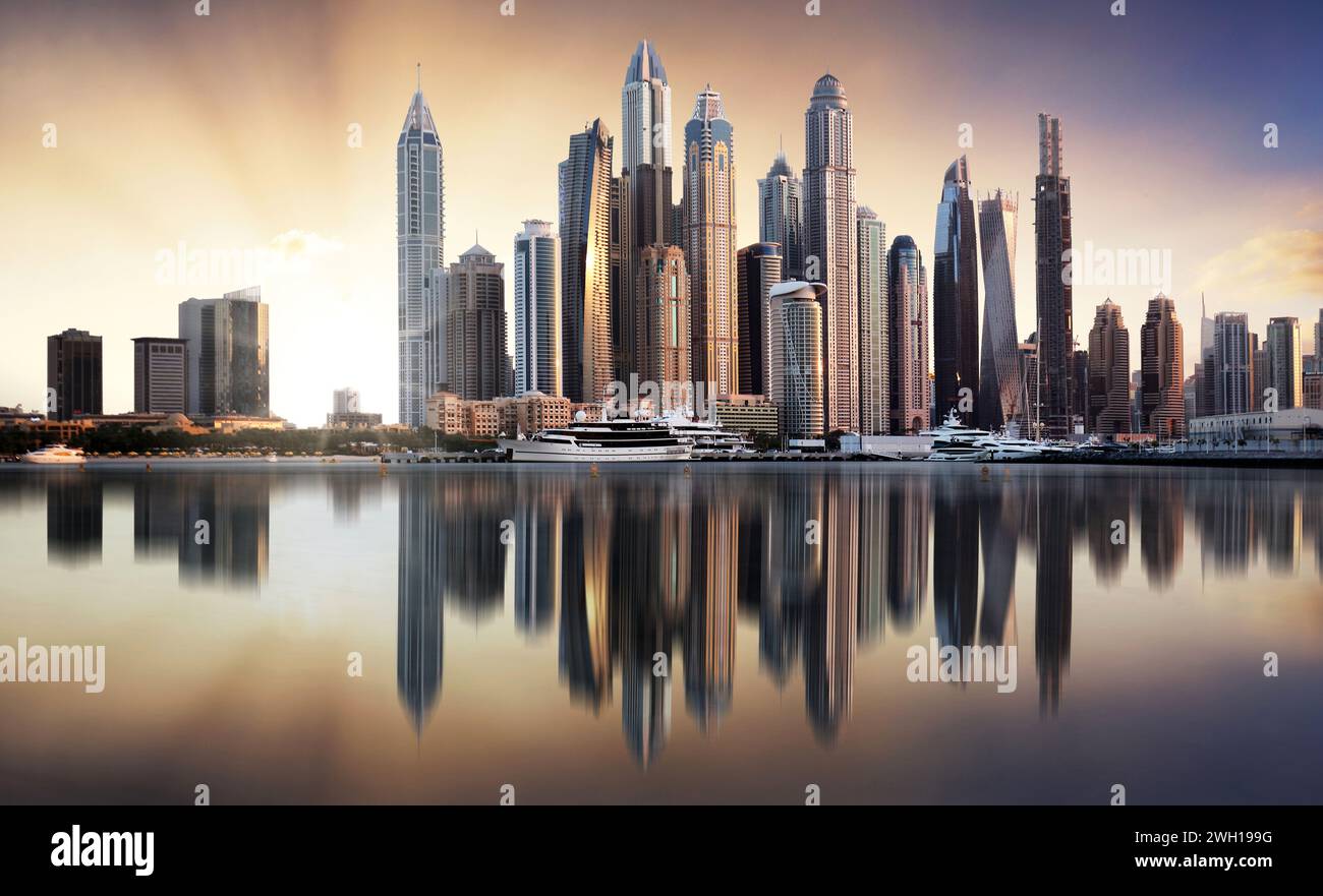 Dubai skyline Marina con reflejo en la puesta de sol colorida, UEA Foto de stock