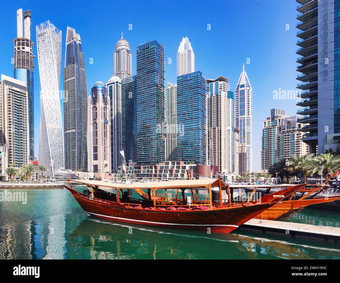 Paseo marítimo de Dubai en Emiratos Árabes Unidos. Edificios residenciales de gran altura, rascacielos de negocios Foto de stock