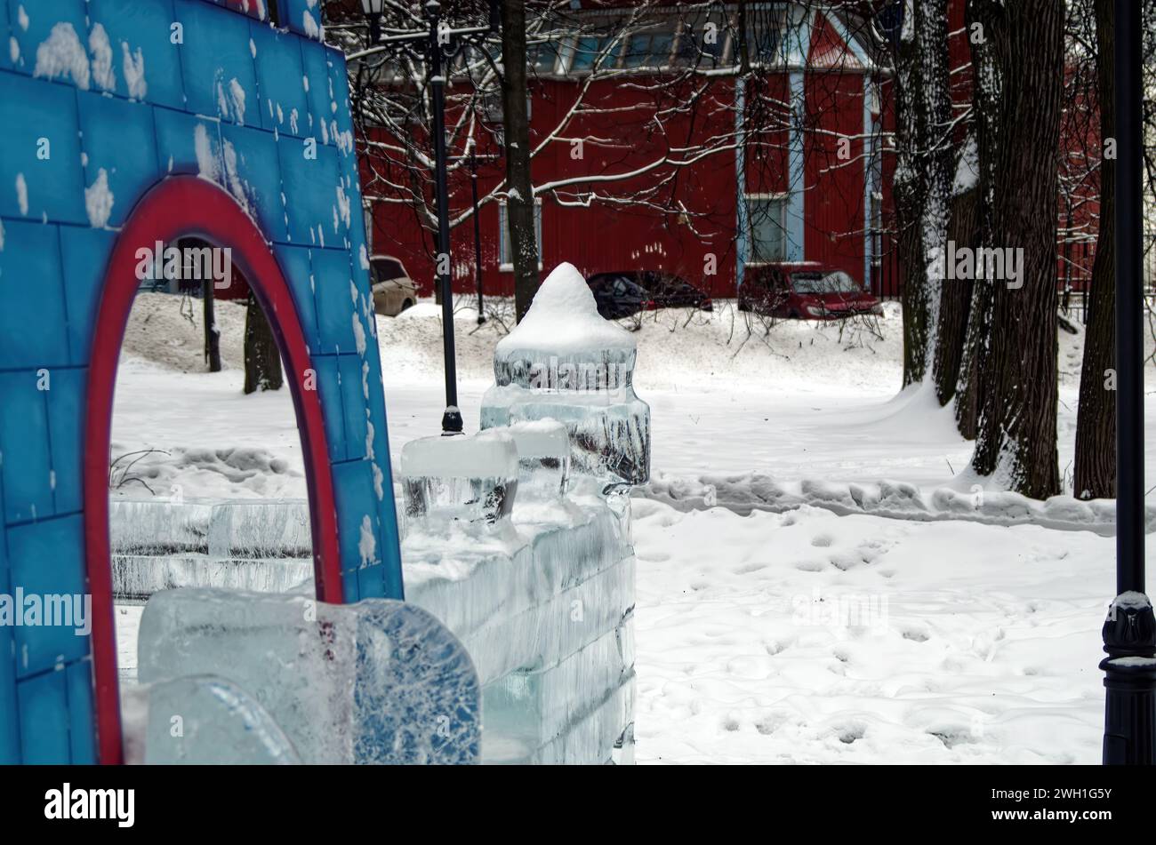 Figuras y edificios hechos de hielo en un parque, Moscú Foto de stock
