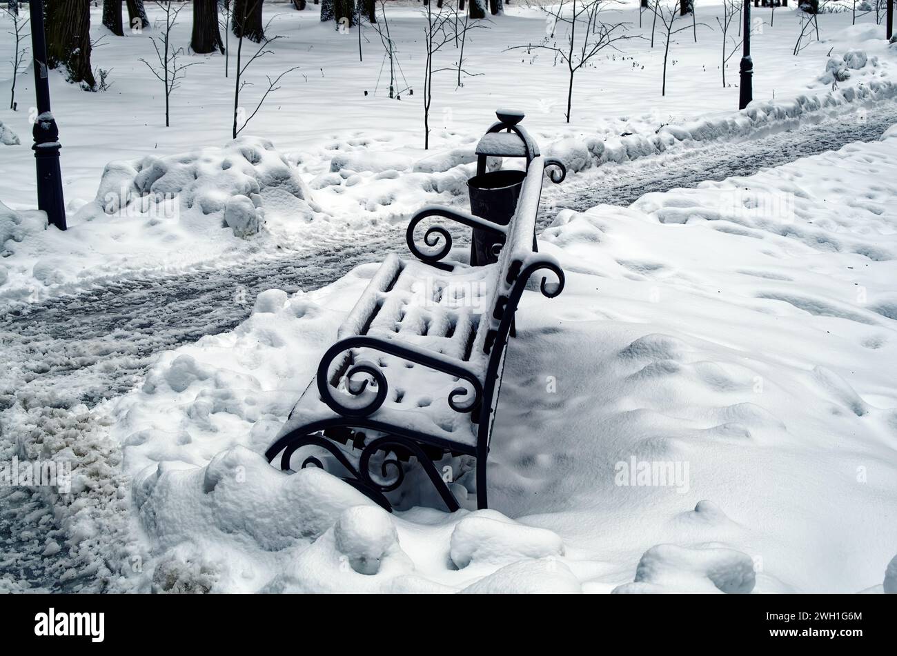 Banco al aire libre en la nieve en el parque, Moscú Foto de stock