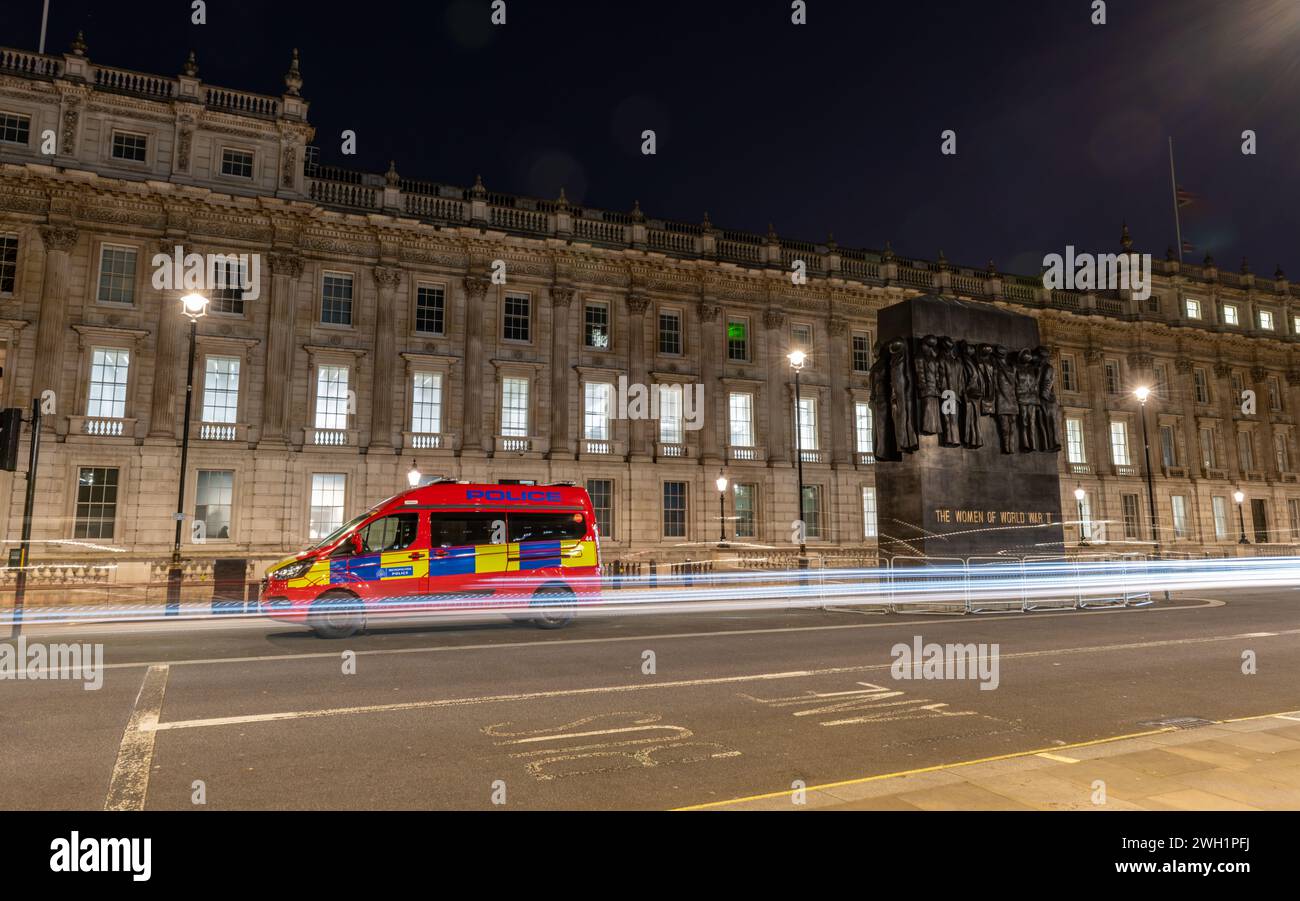 Londres. REINO UNIDO - 02.04.2024. Una vista nocturna de exposición de las oficinas gubernamentales en Whitehall. Foto de stock
