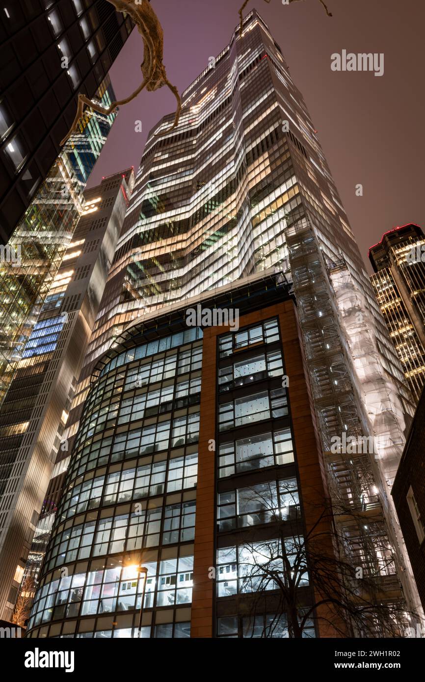 Londres. UK-02.02.2024. Una vista exterior nocturna del rascacielos veintidós en el distrito financiero de la capital. Foto de stock