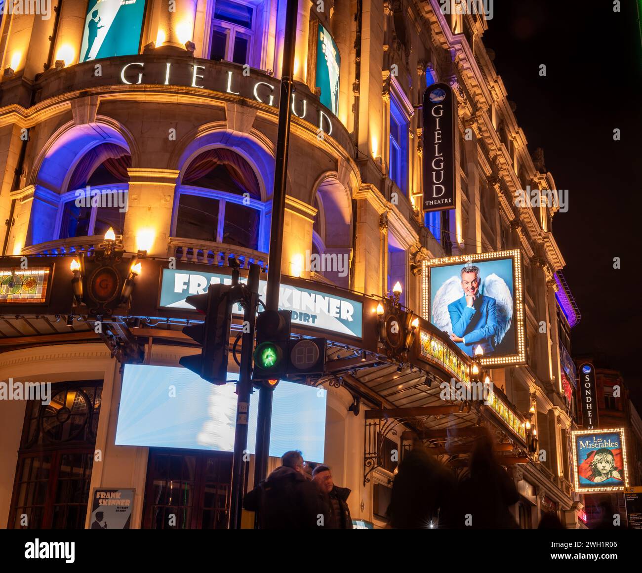 Londres. REINO UNIDO - 02.04.2024. El cartel con el nombre y la fachada del Teatro Gielgud en Shaftesbury Avenue por la noche. Foto de stock