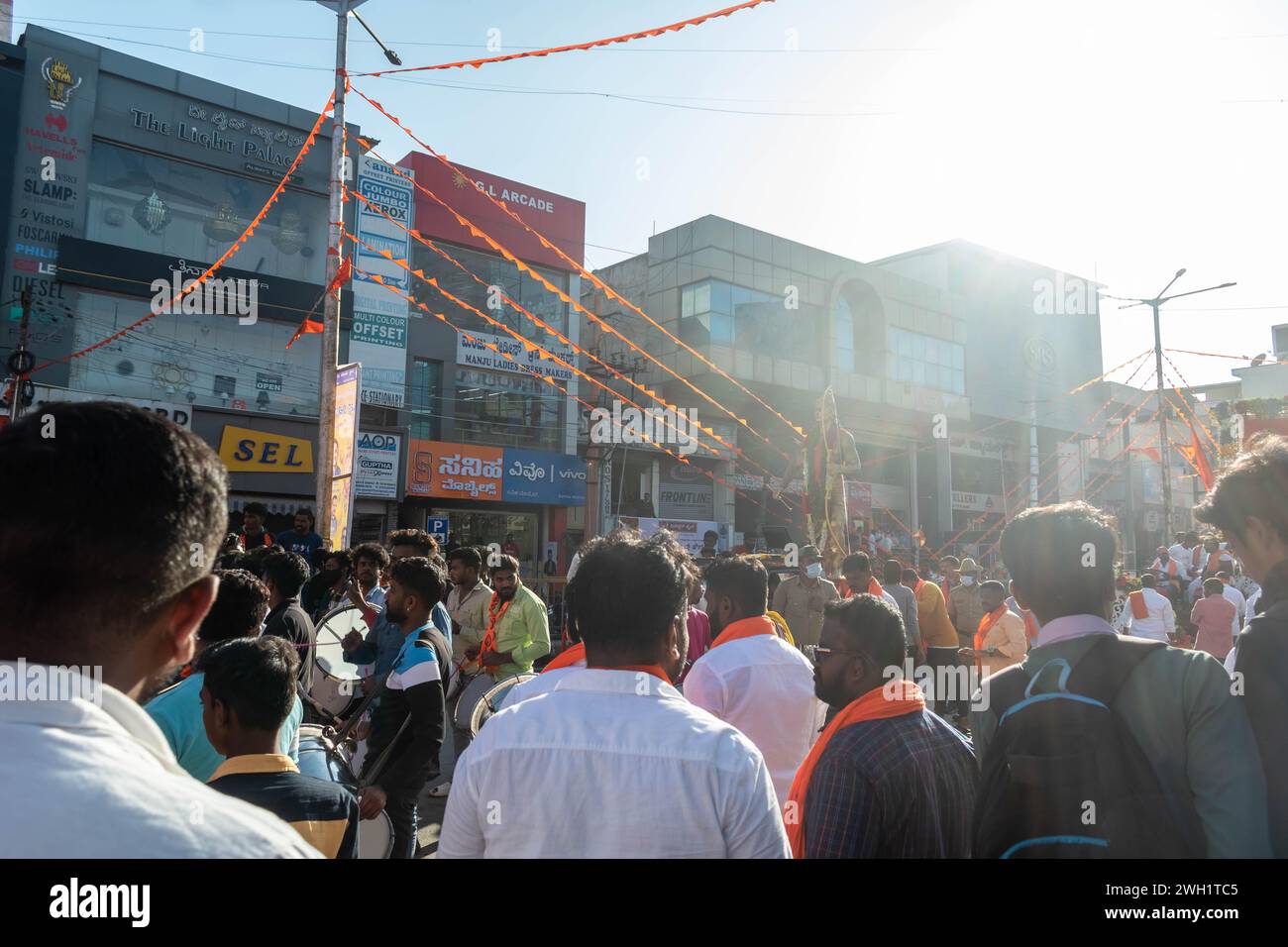 Hassan, Karnataka, INDIA - 10 DE ENERO DE 2023: Los devotos llevan una imponente estatua del Señor Ram a través de las bulliciosas calles de la ciudad como parte de un festival religioso Foto de stock