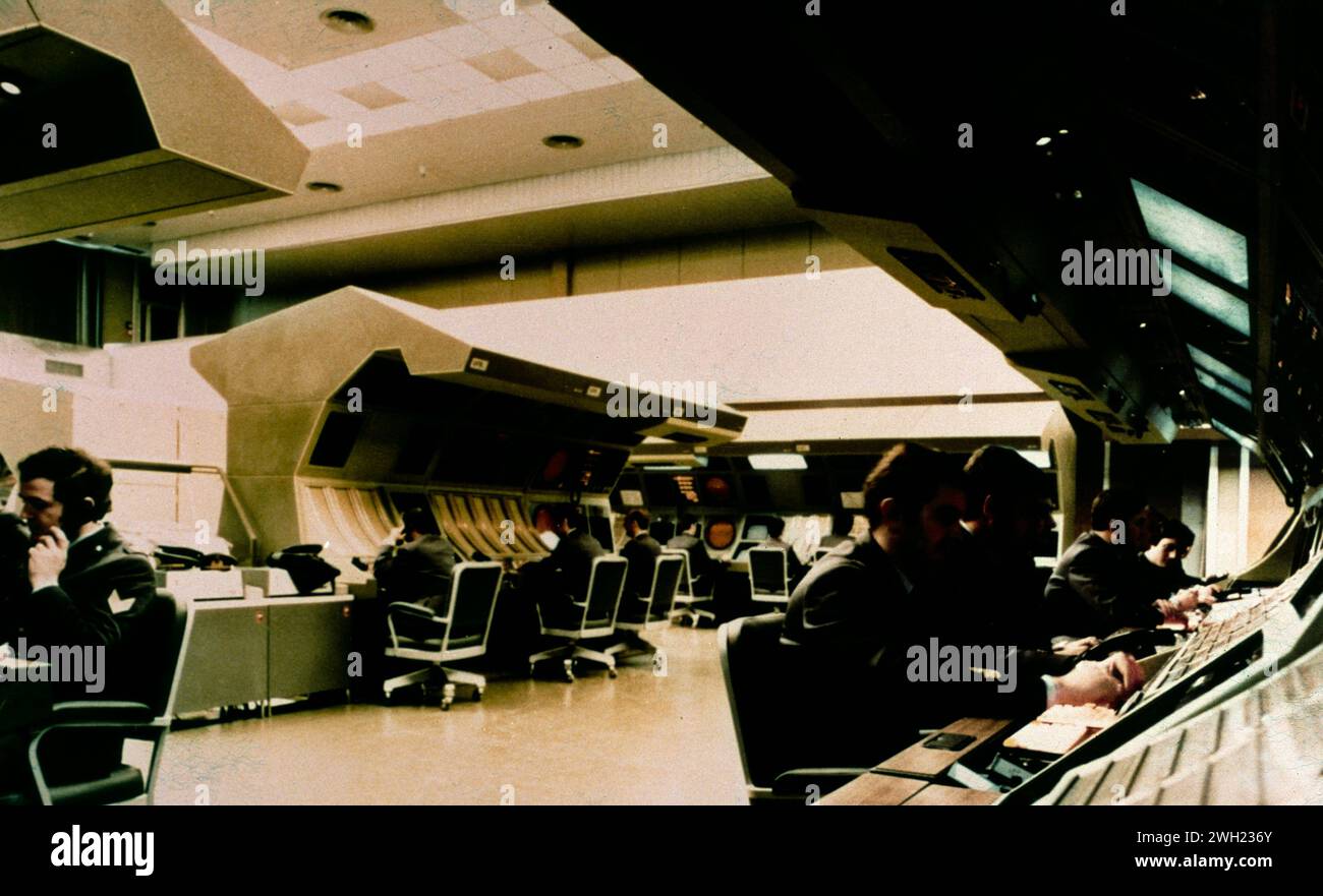La sala del centro de control de tráfico aéreo, Fiumicino, Italia 1980 Foto de stock