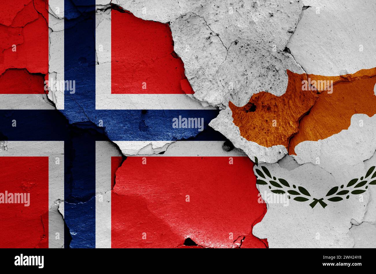 Banderas de Noruega y Chipre pintadas en la pared agrietada Foto de stock