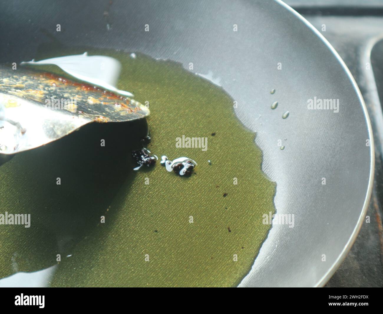 Verter el aceite de cocina usado de la sartén en el recipiente, primer  plano Fotografía de stock - Alamy