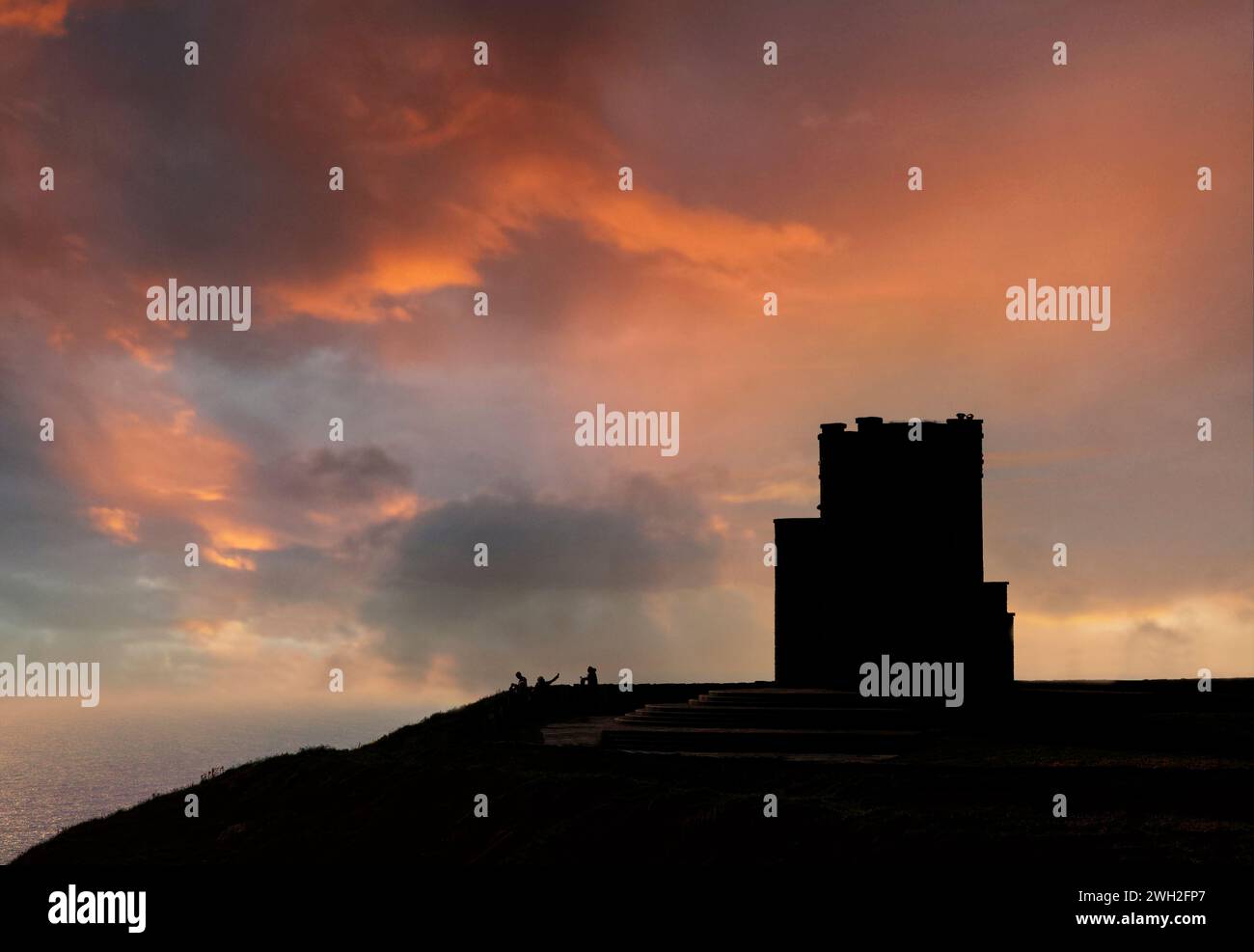 Torre de O'Brien, puesta de sol detrás de la locura situada en el borde de los acantilados de Moher en el condado de Clare, Irlanda. Foto de stock