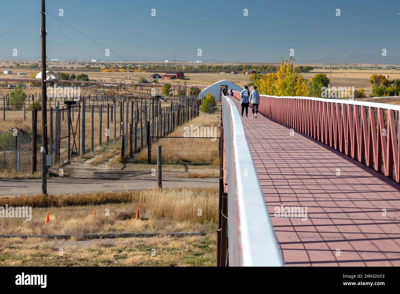 Keenesburg, Colorado - El Santuario de Animales Salvajes, una organización sin fines de lucro que rescata animales que han sido abusados o retenidos ilegalmente. Un walkwa elevado de 1,5 millas Foto de stock