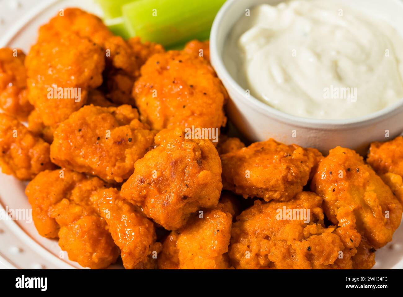 Alas de pollo de búfalo sin hueso picante con queso azul Foto de stock