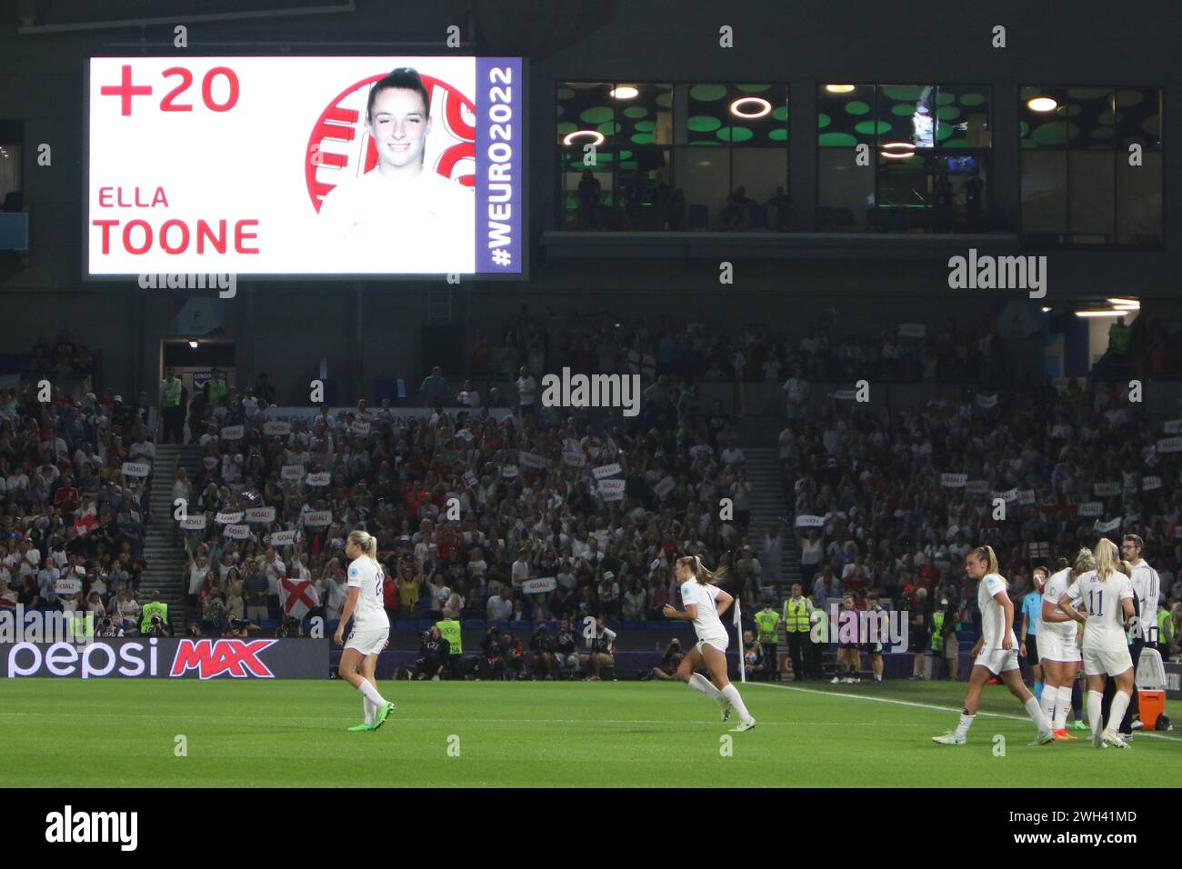 Ella Toone en la pantalla grande después de marcar el gol Inglaterra - España UEFA Femens Euro Brighton Community Stadium (Amex Stadium) el 20 de julio de 2022 Foto de stock