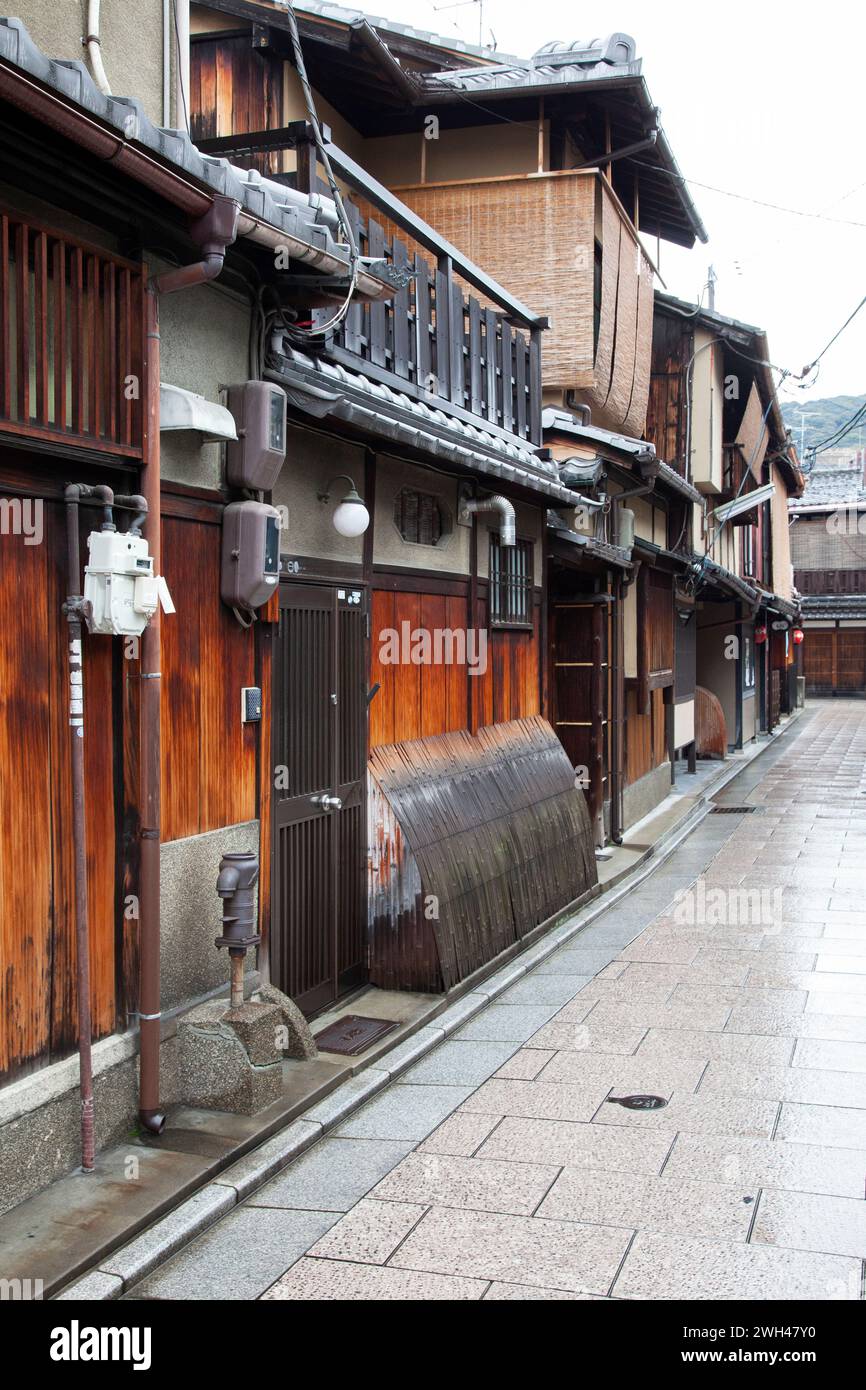Casas de madera tradicionales o machiya en el distrito de Gionmachi Minamigawa de Gion, en Kyoto, Japón. Foto de stock