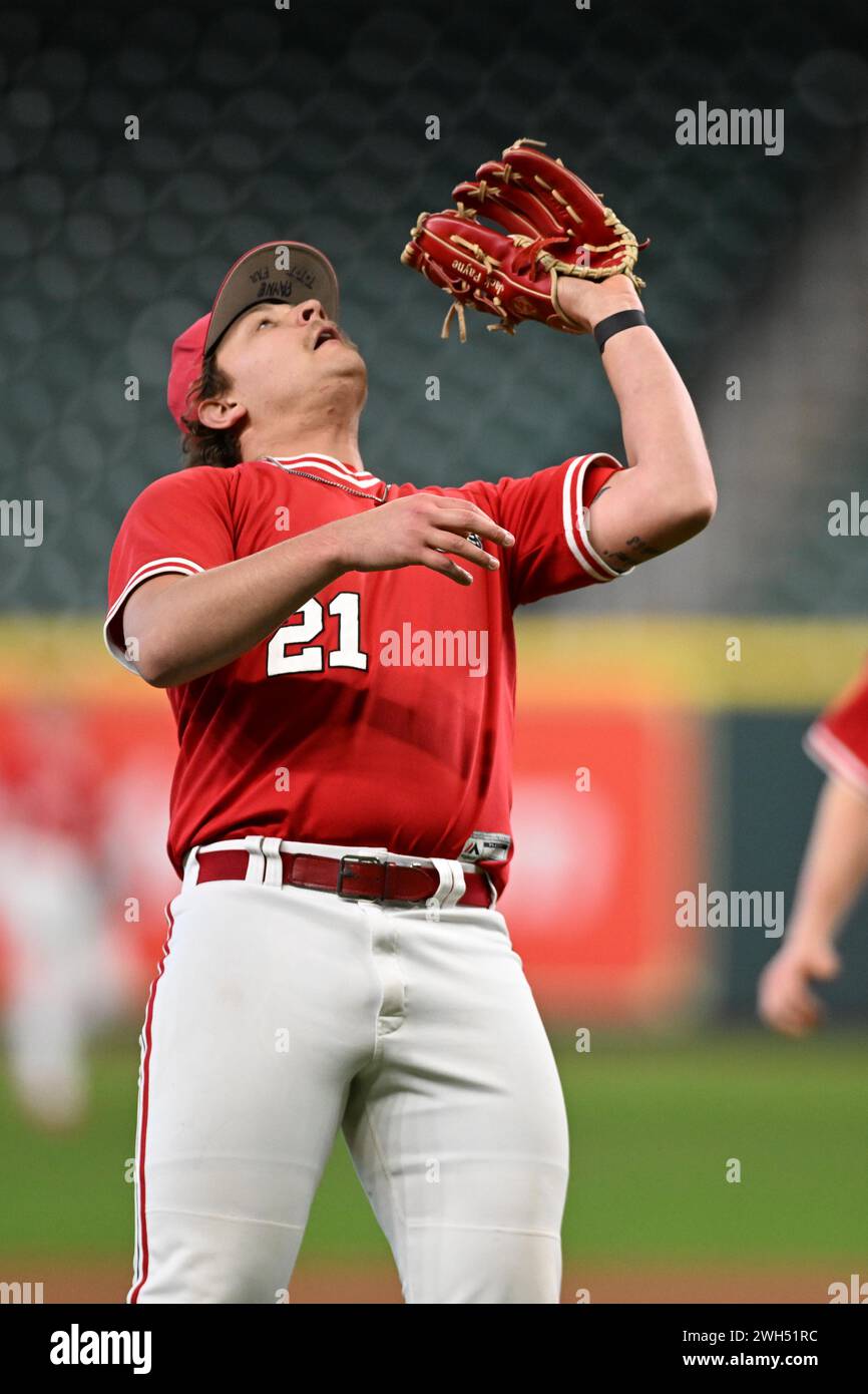El RHP Jack Payne (21 años) atrapa una bola de mosca durante el partido de béisbol Invitacional de Invierno de Houston entre el Central Missouri Mules vs t Foto de stock