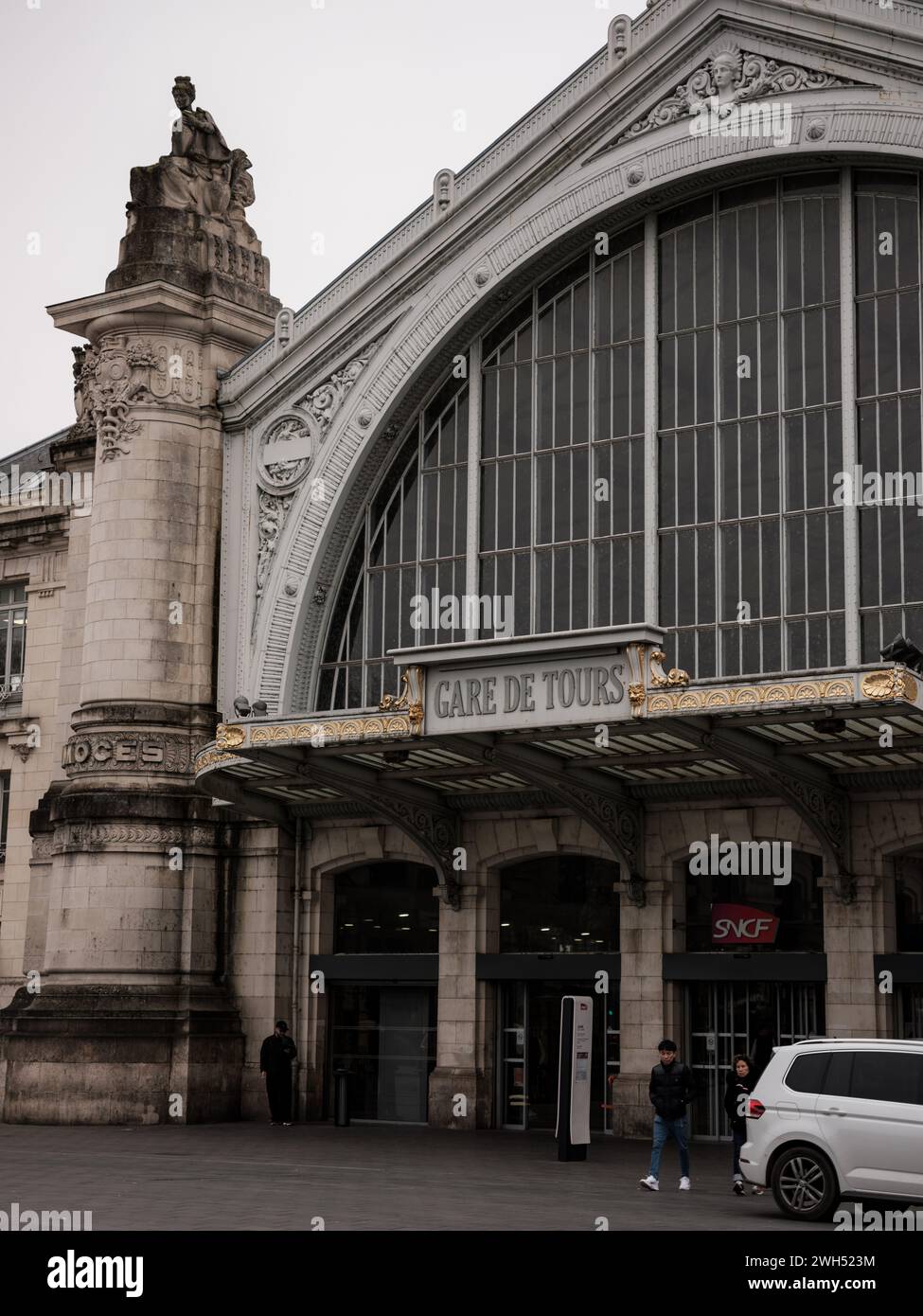 Situado en el Valle del Loira, Tours es conocido por su historia