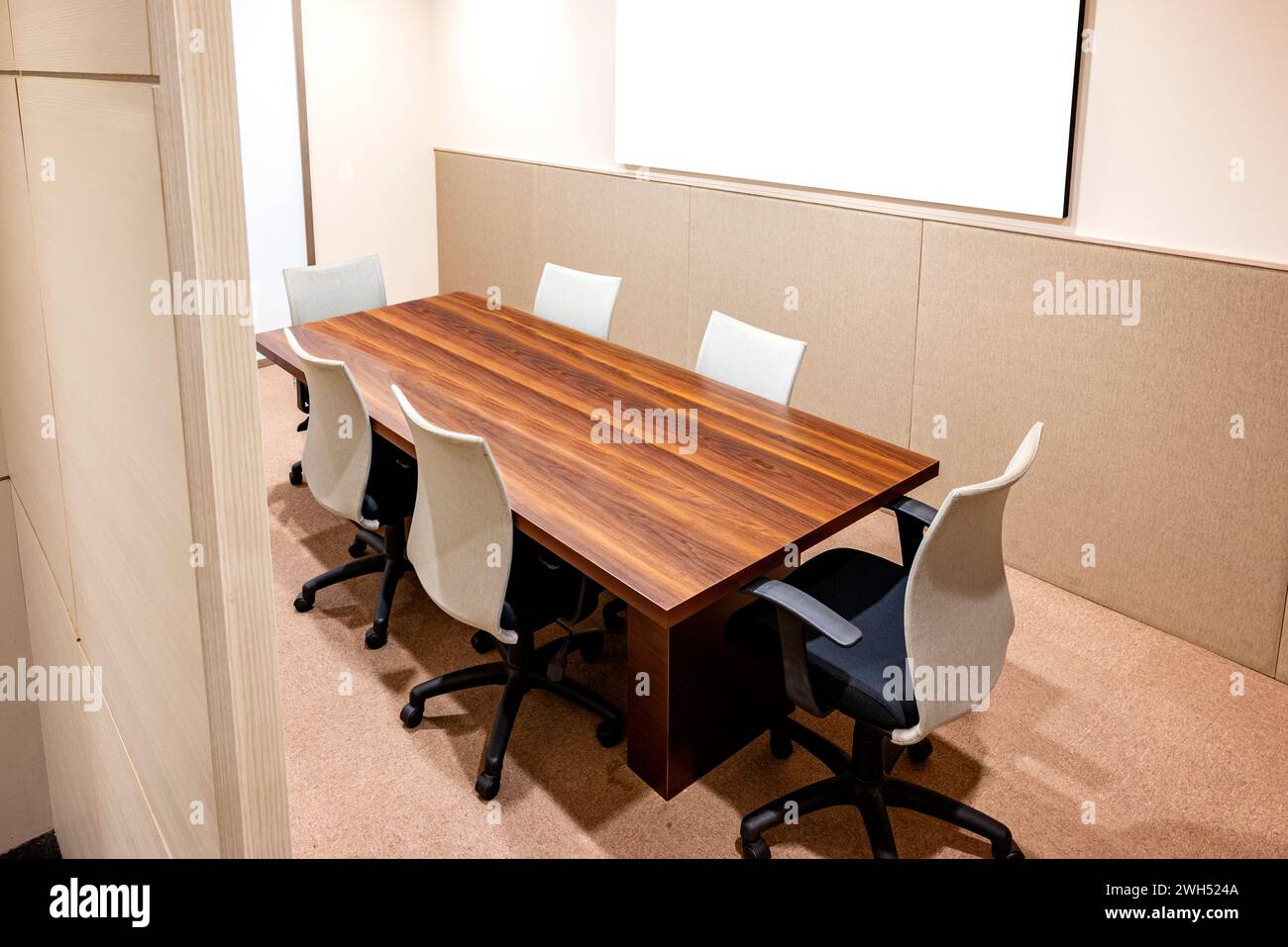 Vista del interior de la sala de reuniones con mesa y sillas de oficina en el lugar de trabajo Foto de stock