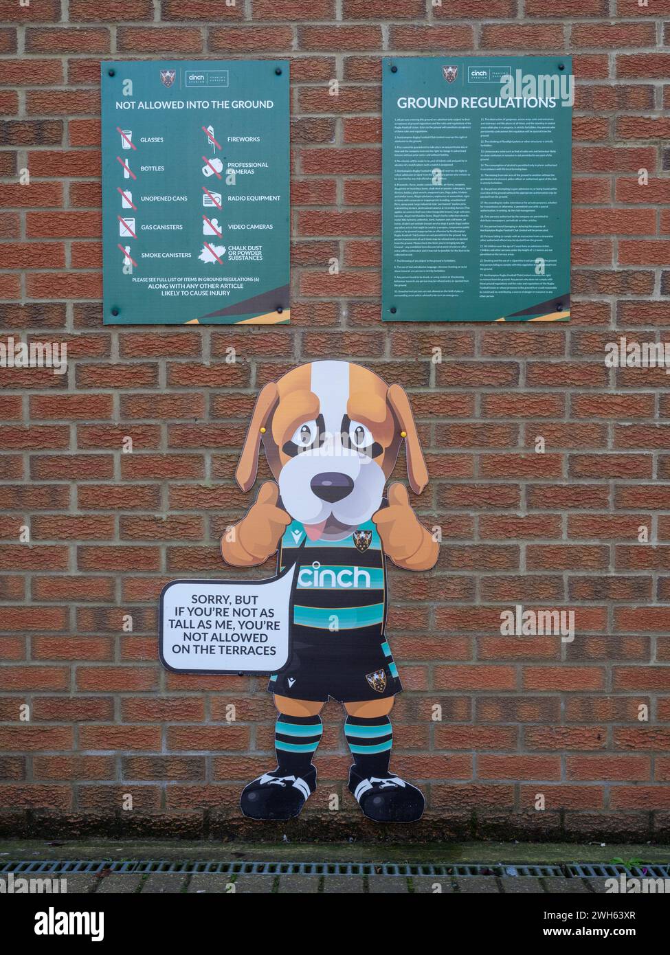 Aviso humorístico de restricción de altura para jóvenes, Franklins Gardens, hogar del Northampton Saints Rugby Club, Northampton, Reino Unido Foto de stock