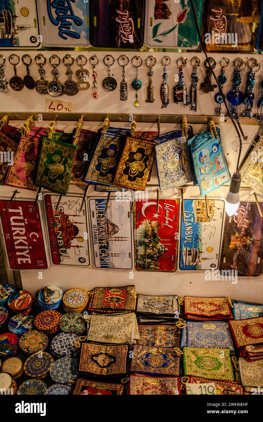 Descubra una vibrante variedad de regalos tradicionales en el Gran Bazar, mostrando diversos tesoros culturales, artesanías artesanales hechas a mano y recuerdos únicos. Foto de stock