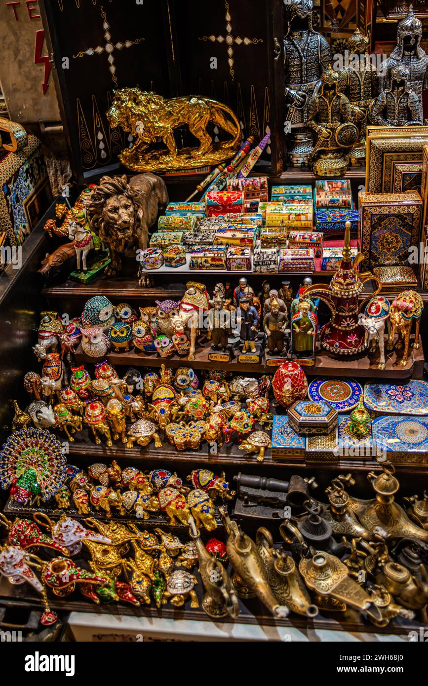 Descubra una vibrante variedad de regalos tradicionales en el Gran Bazar, mostrando diversos tesoros culturales, artesanías artesanales hechas a mano y recuerdos únicos. Foto de stock